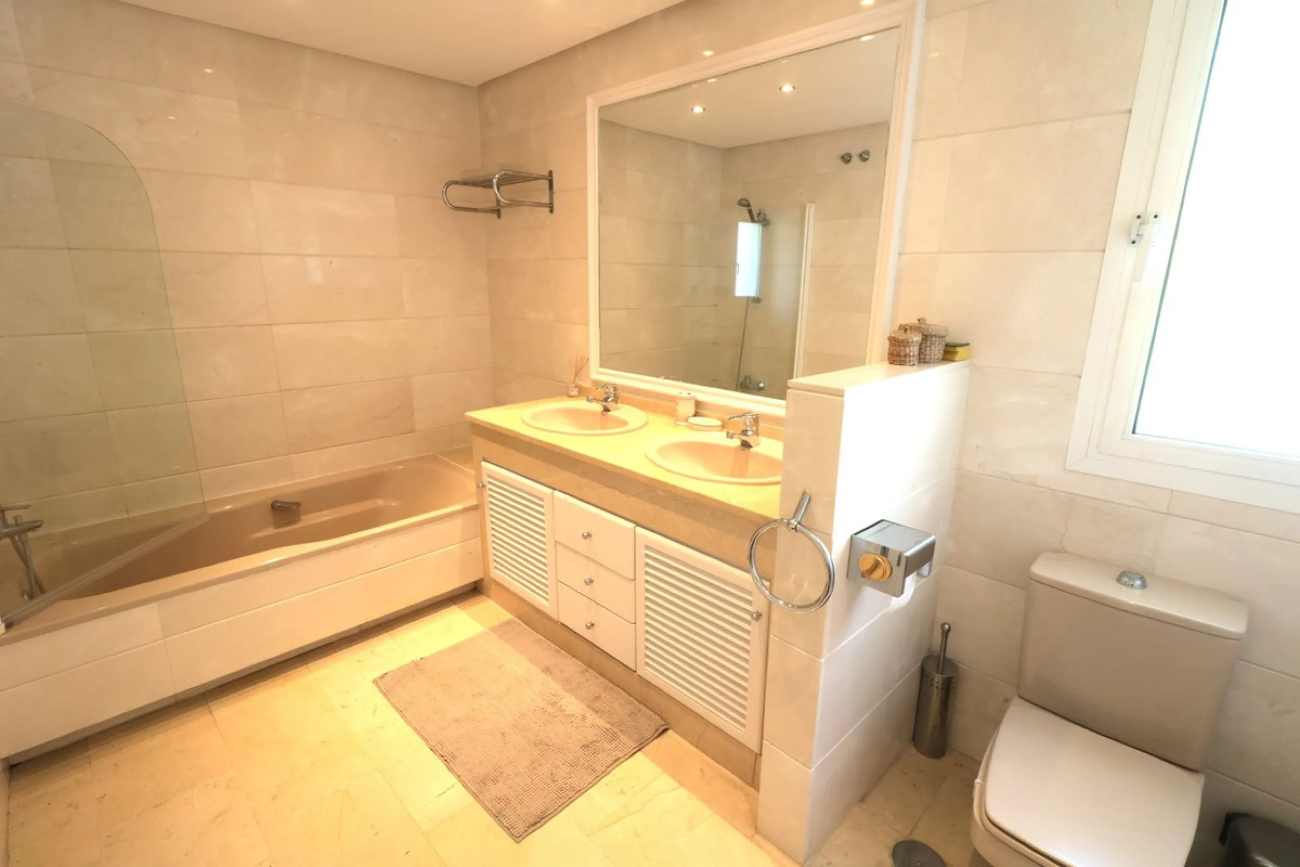 Apartment - Top Floor Apartment в продаже в Estepona, Málaga. В доме 2 спален и 2 ванных комнат. Площадь дома 110 м²