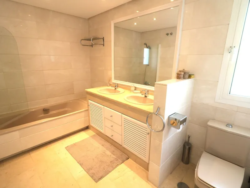 Apartment - Top Floor Apartment в продаже в Estepona, Málaga. В доме 2 спален и 2 ванных комнат. Площадь дома 110 м²