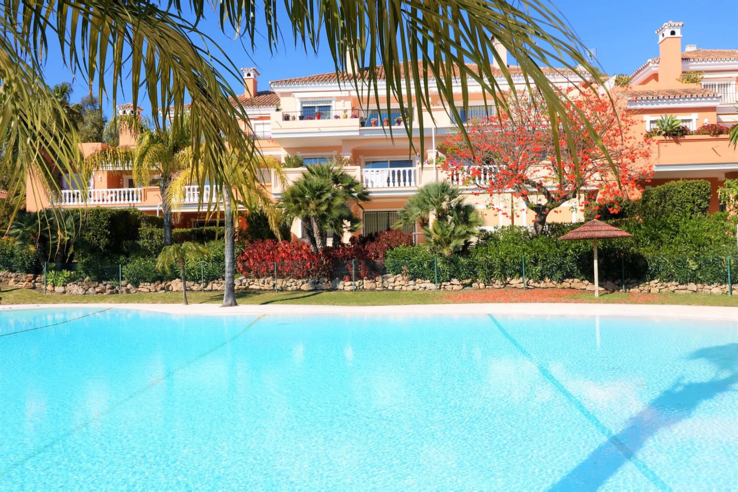 Apartment - Top Floor Apartment в продаже в Estepona, Málaga. В доме 2 спален и 2 ванных комнат. Площадь дома 110 м²