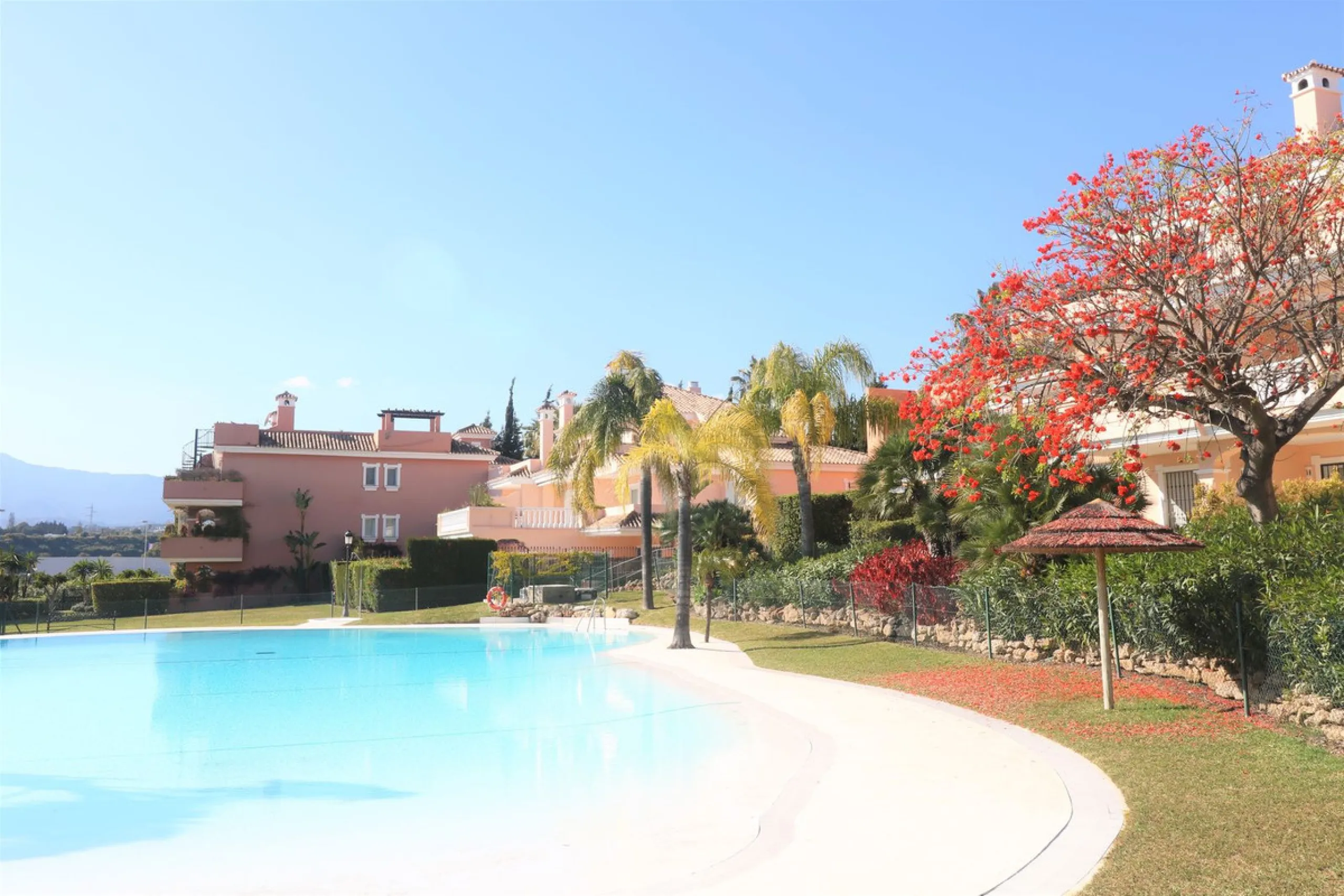 Apartment - Top Floor Apartment в продаже в Estepona, Málaga. В доме 2 спален и 2 ванных комнат. Площадь дома 110 м²