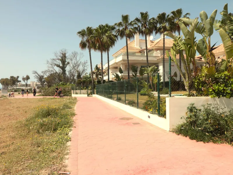 Apartment - Top Floor Apartment в продаже в Estepona, Málaga. В доме 2 спален и 2 ванных комнат. Площадь дома 110 м²