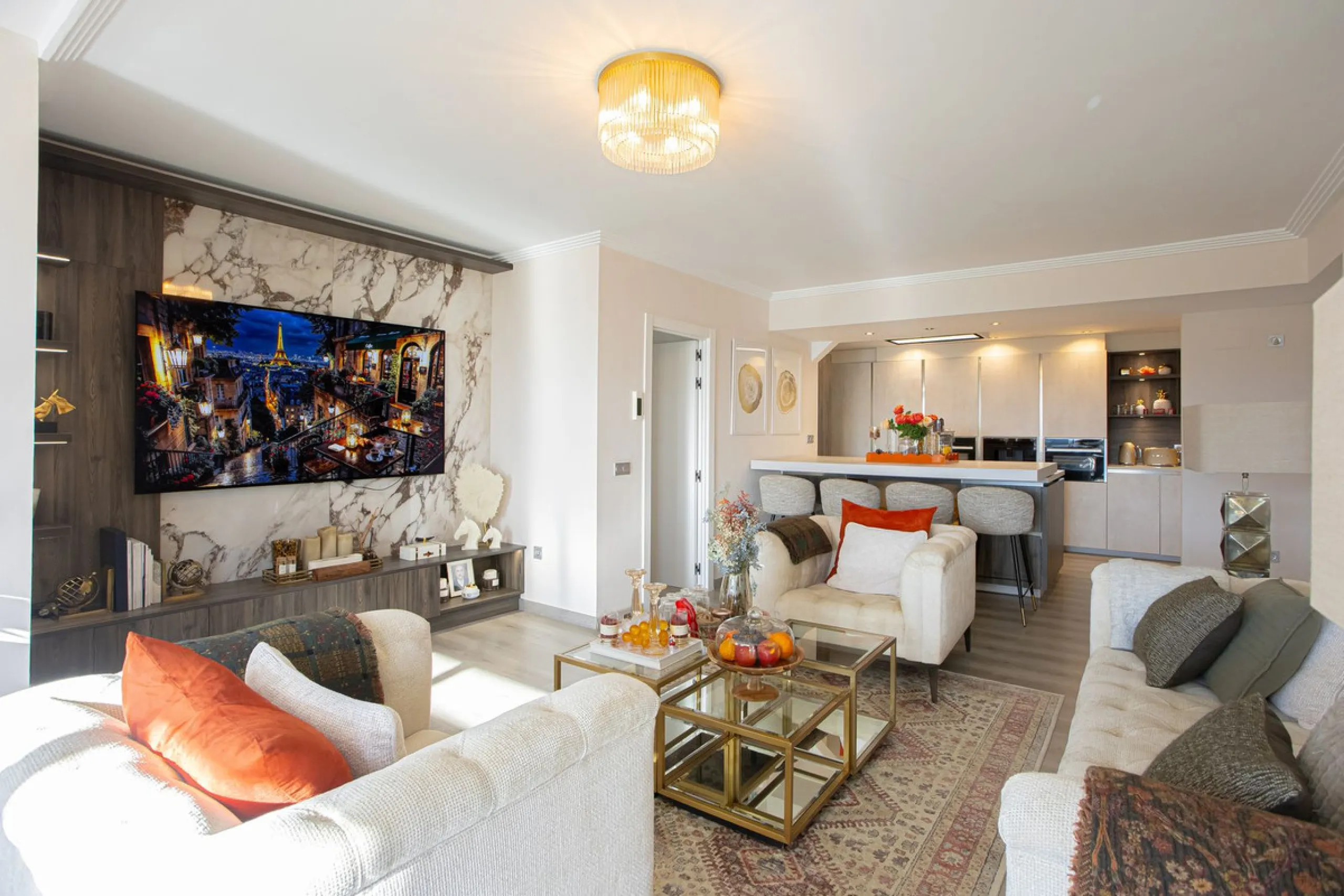 Located within one of the most prestigious developments on the Costa del Sol, this refined apartment in Acosta Los Flamingos offers a perfect blend of contemporary elegance, privacy, and natural surroundings.