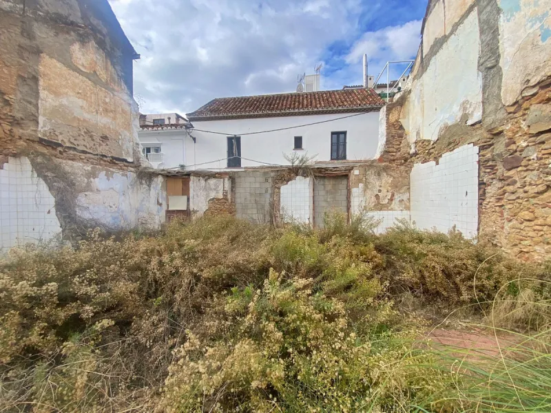 Excellent investment and location for this urban plot!