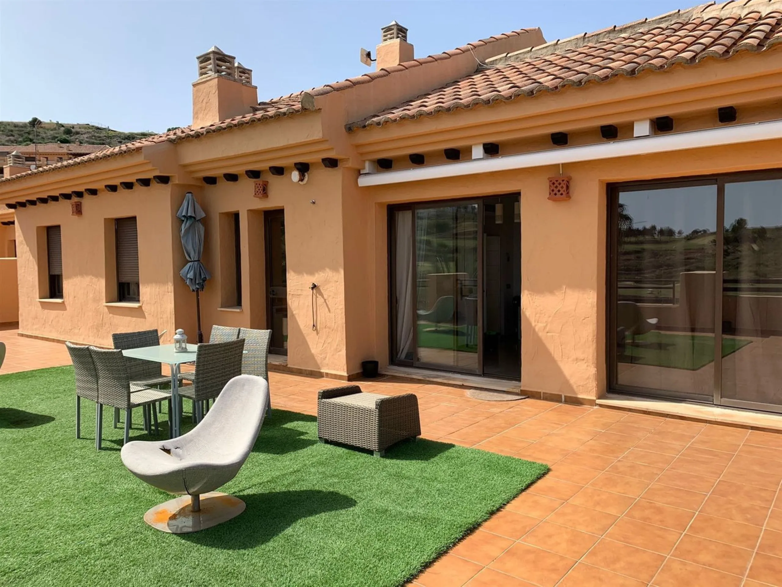 Large and beautiful corner penthouse in Calanova Golf in a typical Andalucian style all in one floor. The community allow short and long term rental. The property is situated in the hills behind La Cala de Mijas, just 5-7 drive from town and next to Calan