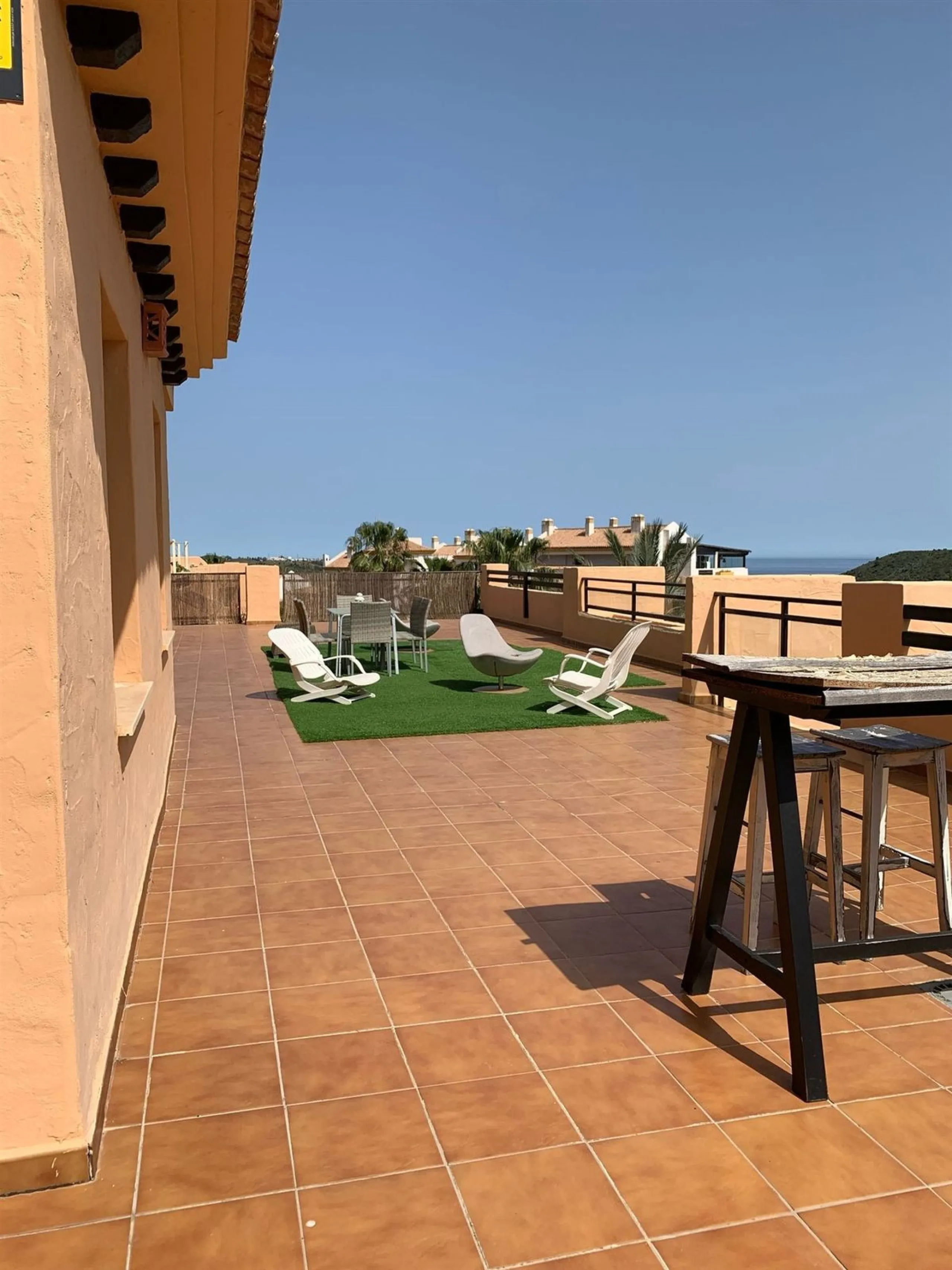 Large and beautiful corner penthouse in Calanova Golf in a typical Andalucian style all in one floor. The community allow short and long term rental. The property is situated in the hills behind La Cala de Mijas, just 5-7 drive from town and next to Calan