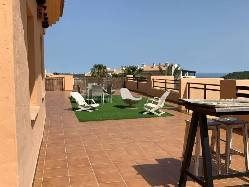 Large and beautiful corner penthouse in Calanova Golf in a typical Andalucian style all in one floor. The community allow short and long term rental. The property is situated in the hills behind La Cala de Mijas, just 5-7 drive from town and next to Calan