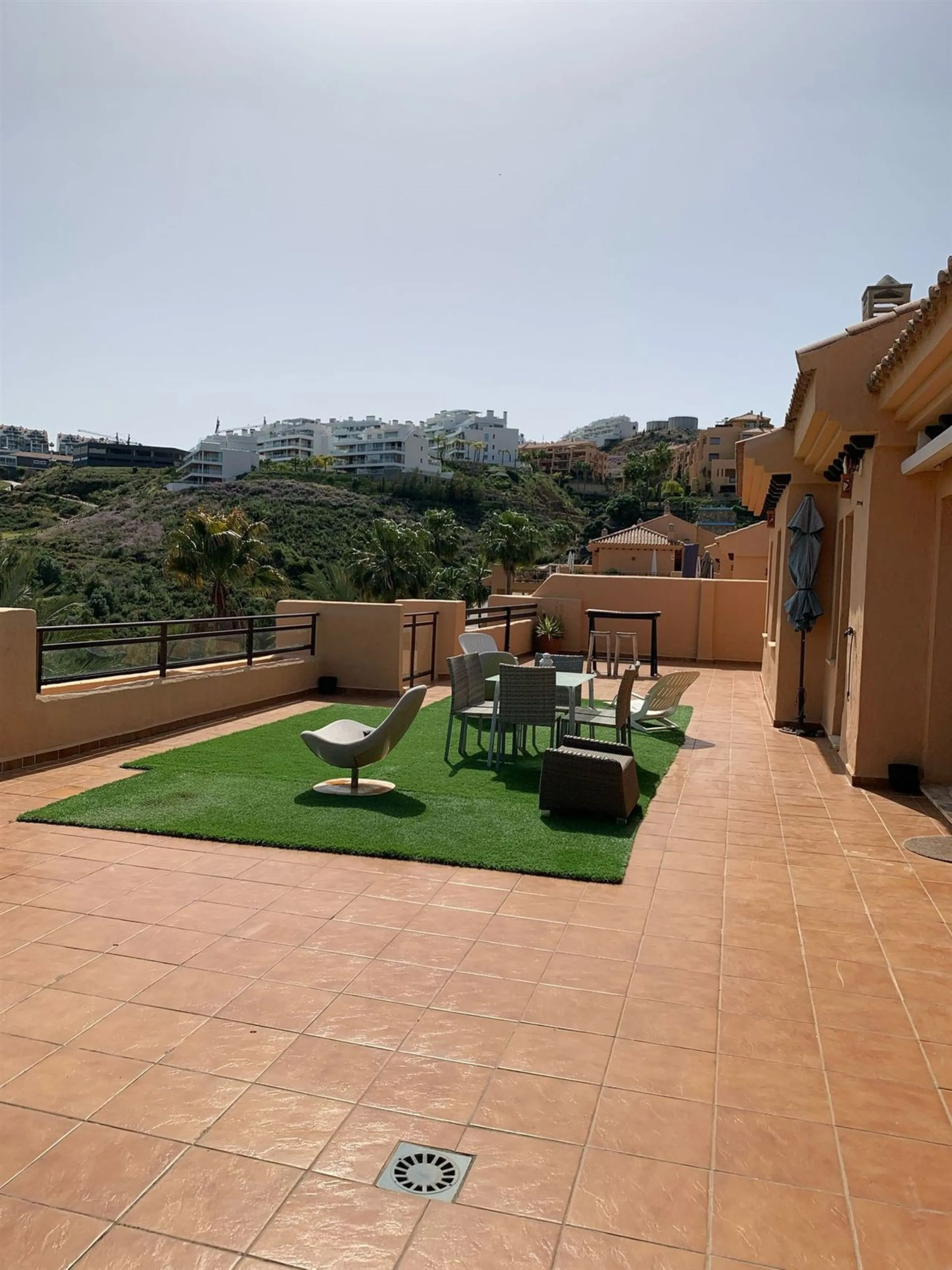 Large and beautiful corner penthouse in Calanova Golf in a typical Andalucian style all in one floor. The community allow short and long term rental. The property is situated in the hills behind La Cala de Mijas, just 5-7 drive from town and next to Calan