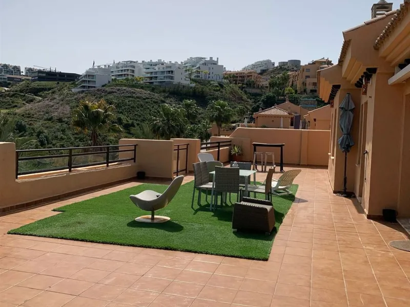 Large and beautiful corner penthouse in Calanova Golf in a typical Andalucian style all in one floor. The community allow short and long term rental. The property is situated in the hills behind La Cala de Mijas, just 5-7 drive from town and next to Calan