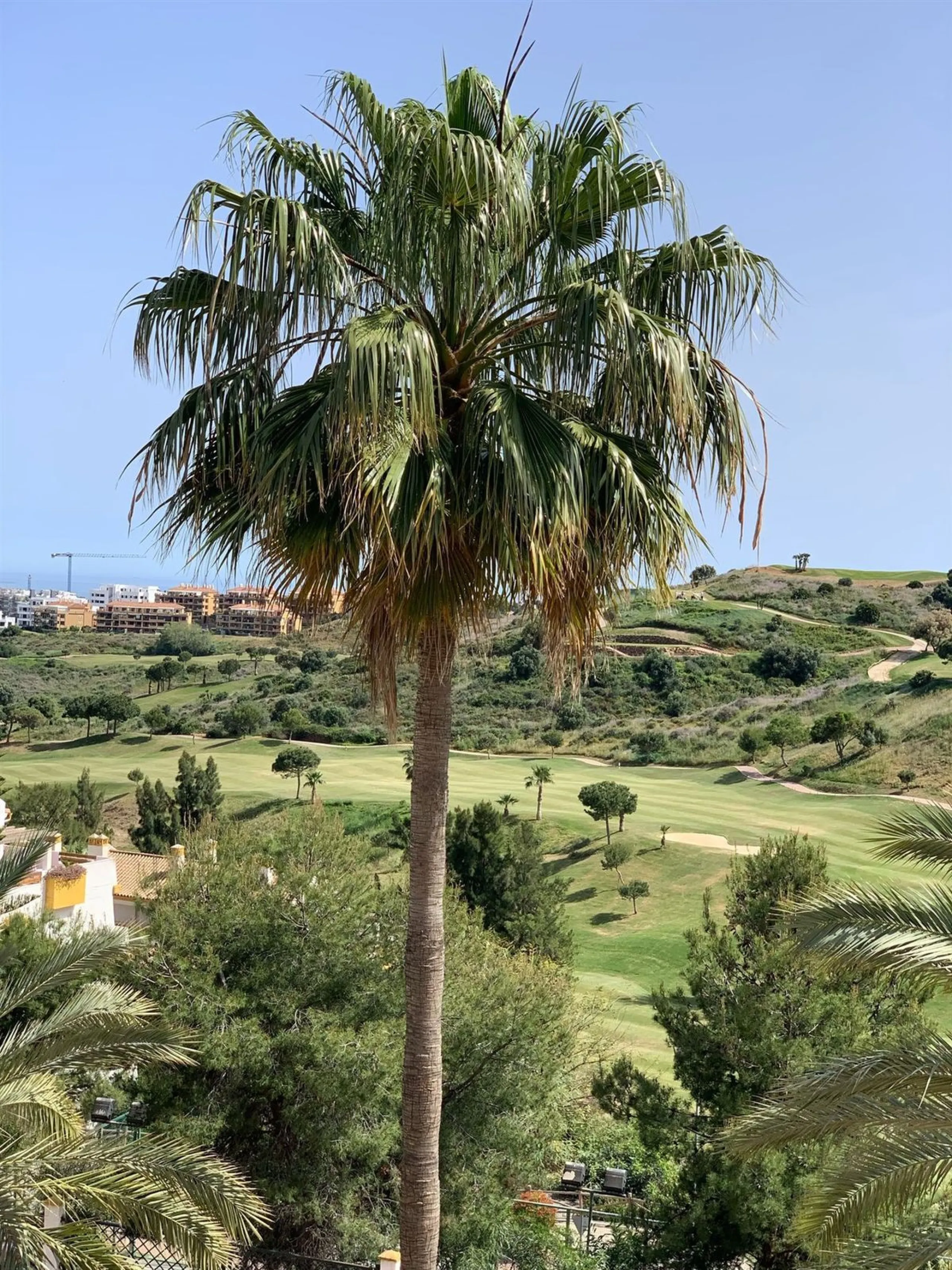 Large and beautiful corner penthouse in Calanova Golf in a typical Andalucian style all in one floor. The community allow short and long term rental. The property is situated in the hills behind La Cala de Mijas, just 5-7 drive from town and next to Calan