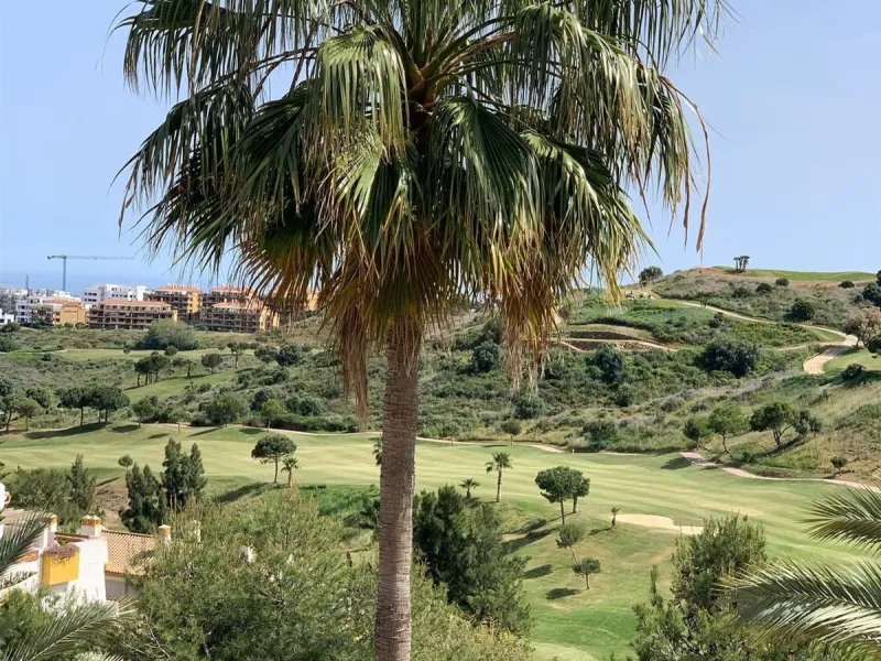 Large and beautiful corner penthouse in Calanova Golf in a typical Andalucian style all in one floor. The community allow short and long term rental. The property is situated in the hills behind La Cala de Mijas, just 5-7 drive from town and next to Calan