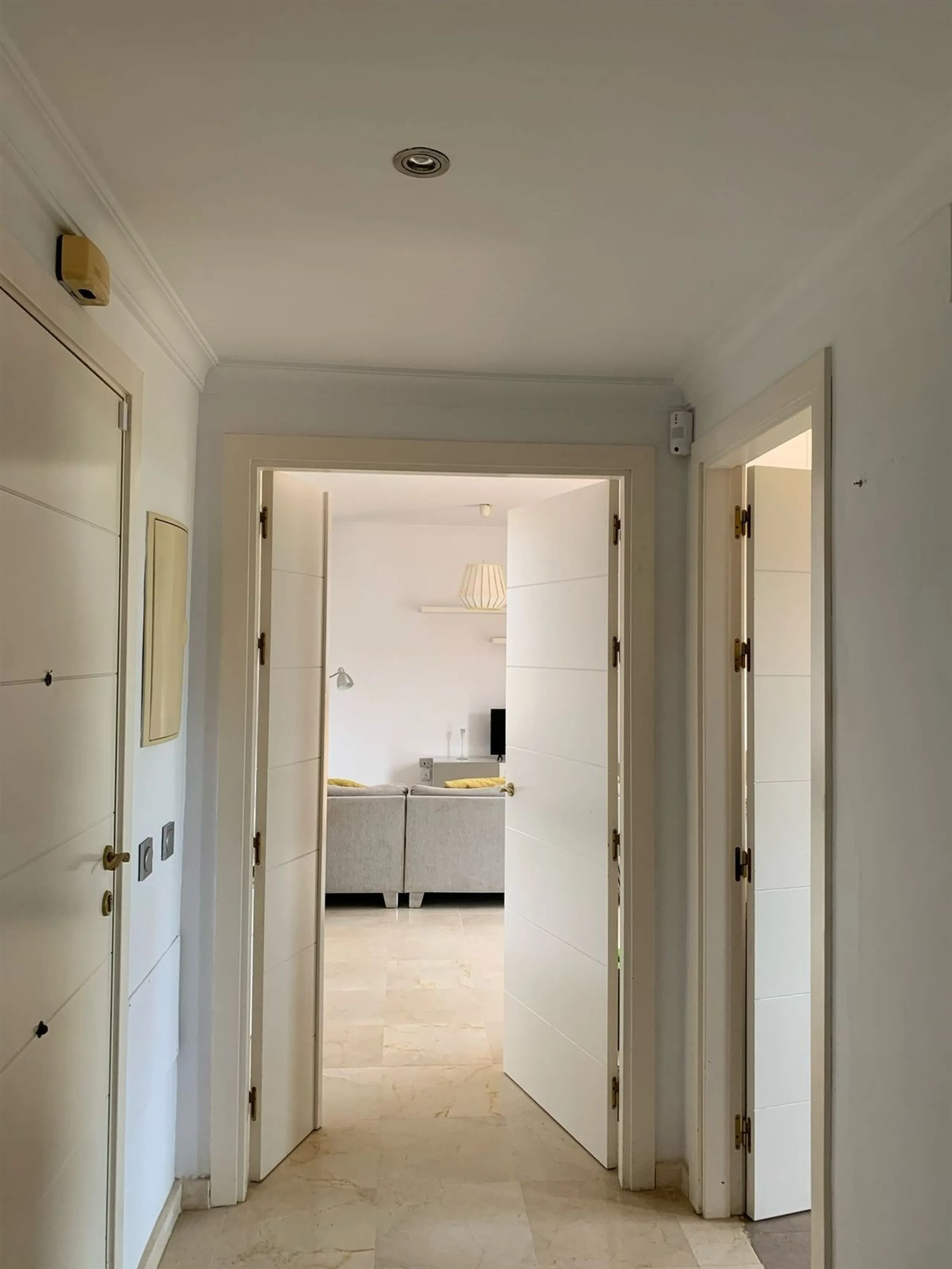 Large and beautiful corner penthouse in Calanova Golf in a typical Andalucian style all in one floor. The community allow short and long term rental. The property is situated in the hills behind La Cala de Mijas, just 5-7 drive from town and next to Calan