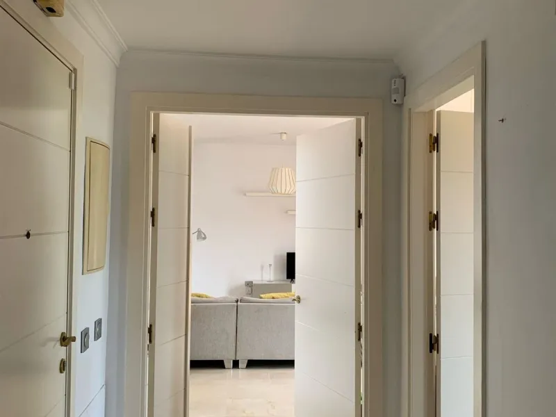 Large and beautiful corner penthouse in Calanova Golf in a typical Andalucian style all in one floor. The community allow short and long term rental. The property is situated in the hills behind La Cala de Mijas, just 5-7 drive from town and next to Calan