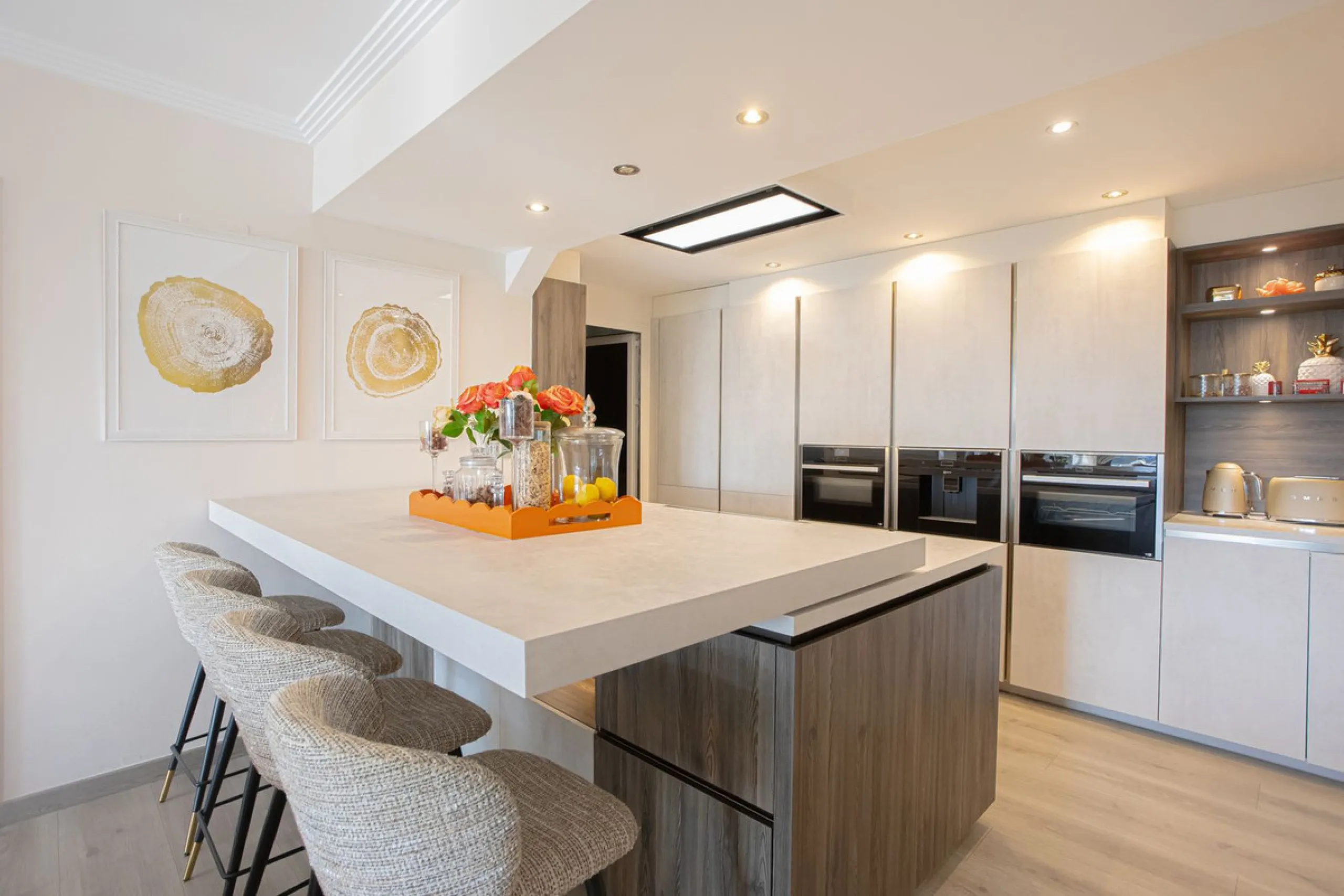 Located within one of the most prestigious developments on the Costa del Sol, this refined apartment in Acosta Los Flamingos offers a perfect blend of contemporary elegance, privacy, and natural surroundings.