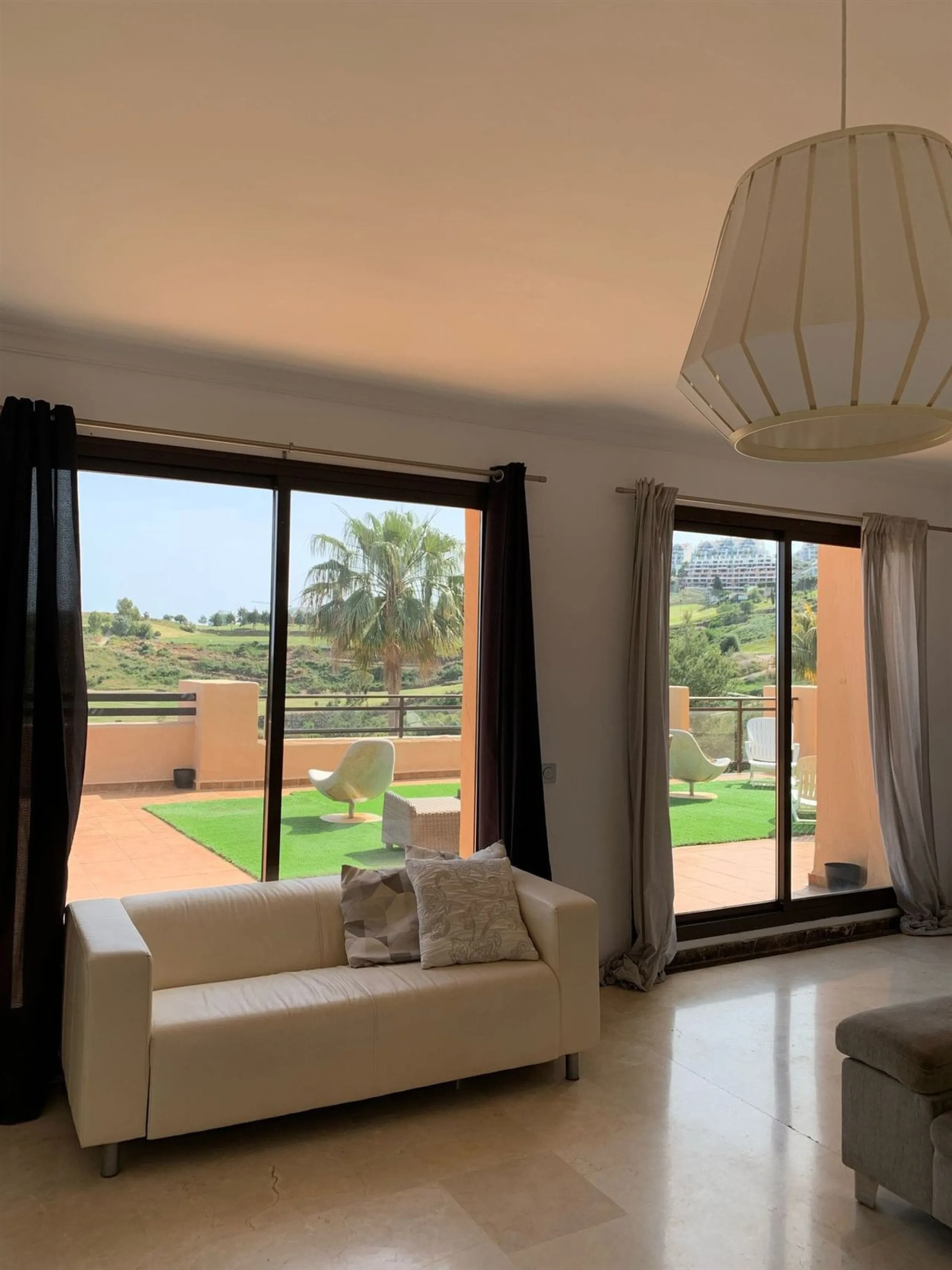 Large and beautiful corner penthouse in Calanova Golf in a typical Andalucian style all in one floor. The community allow short and long term rental. The property is situated in the hills behind La Cala de Mijas, just 5-7 drive from town and next to Calan