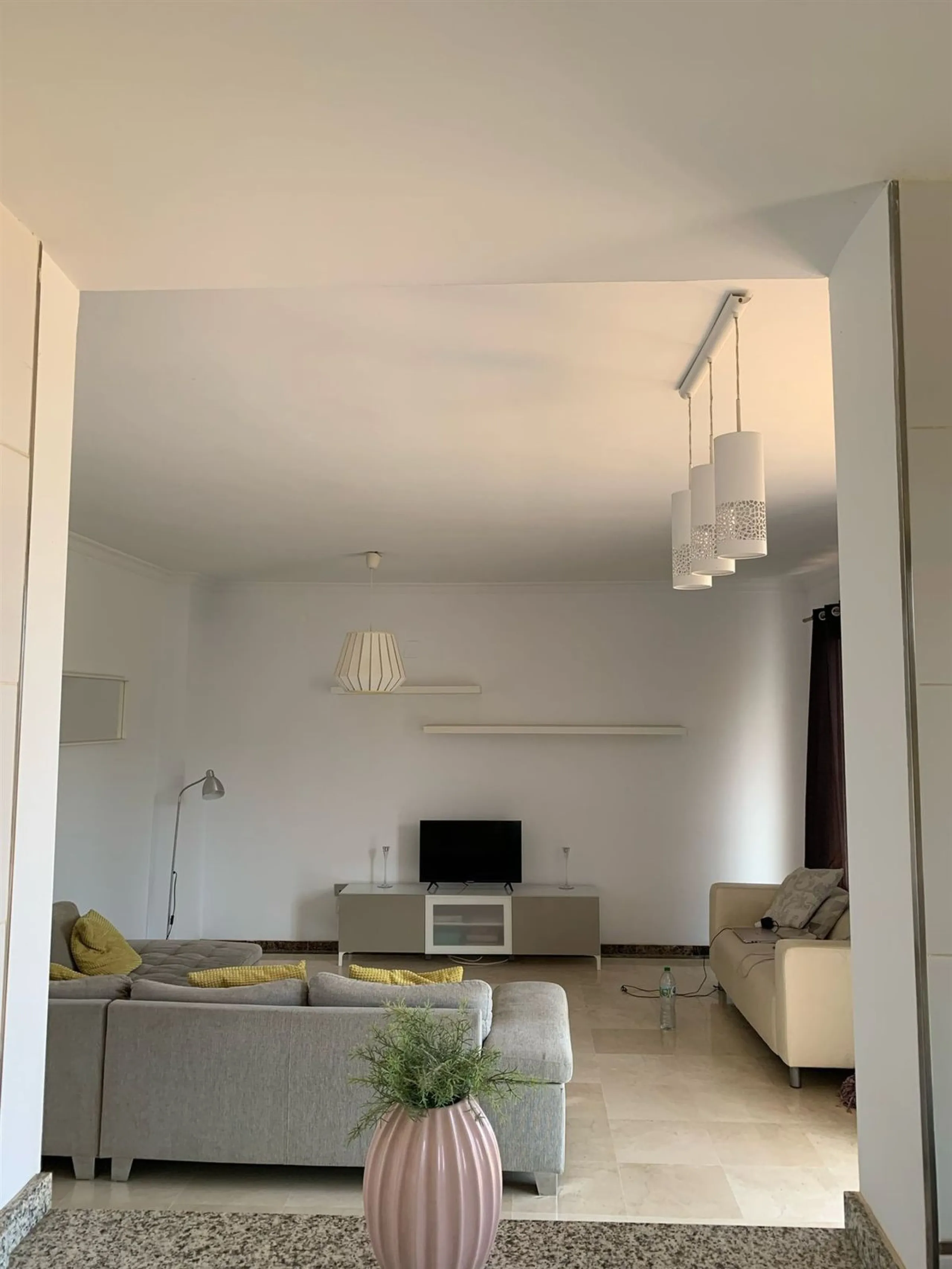 Large and beautiful corner penthouse in Calanova Golf in a typical Andalucian style all in one floor. The community allow short and long term rental. The property is situated in the hills behind La Cala de Mijas, just 5-7 drive from town and next to Calan