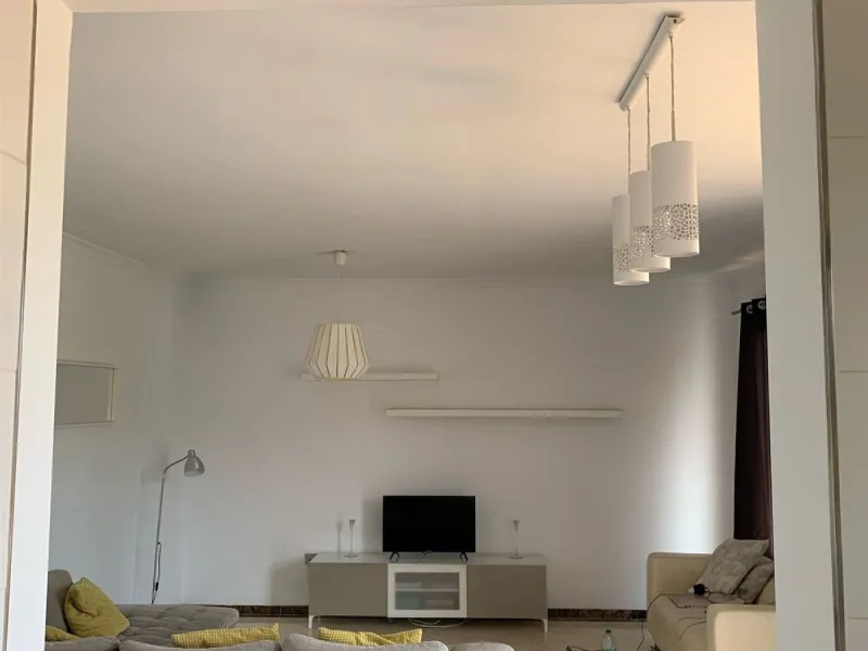Large and beautiful corner penthouse in Calanova Golf in a typical Andalucian style all in one floor. The community allow short and long term rental. The property is situated in the hills behind La Cala de Mijas, just 5-7 drive from town and next to Calan