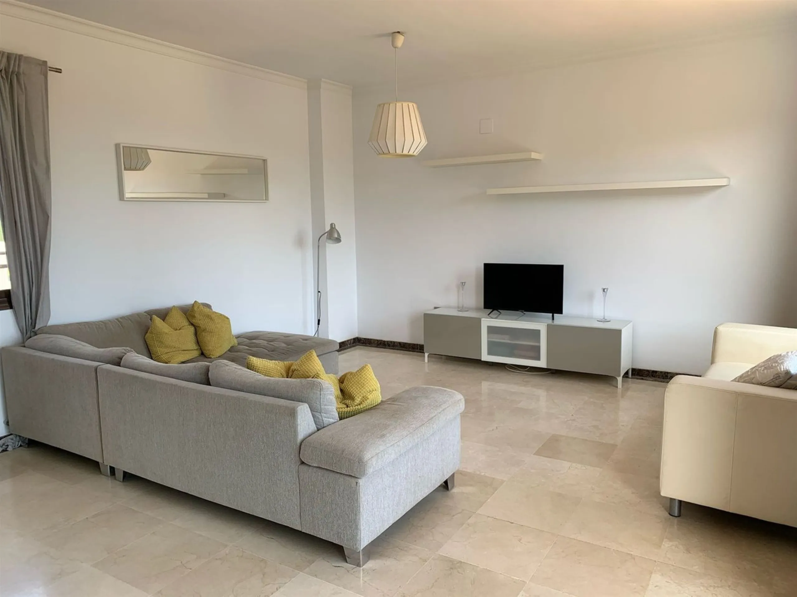 Large and beautiful corner penthouse in Calanova Golf in a typical Andalucian style all in one floor. The community allow short and long term rental. The property is situated in the hills behind La Cala de Mijas, just 5-7 drive from town and next to Calan