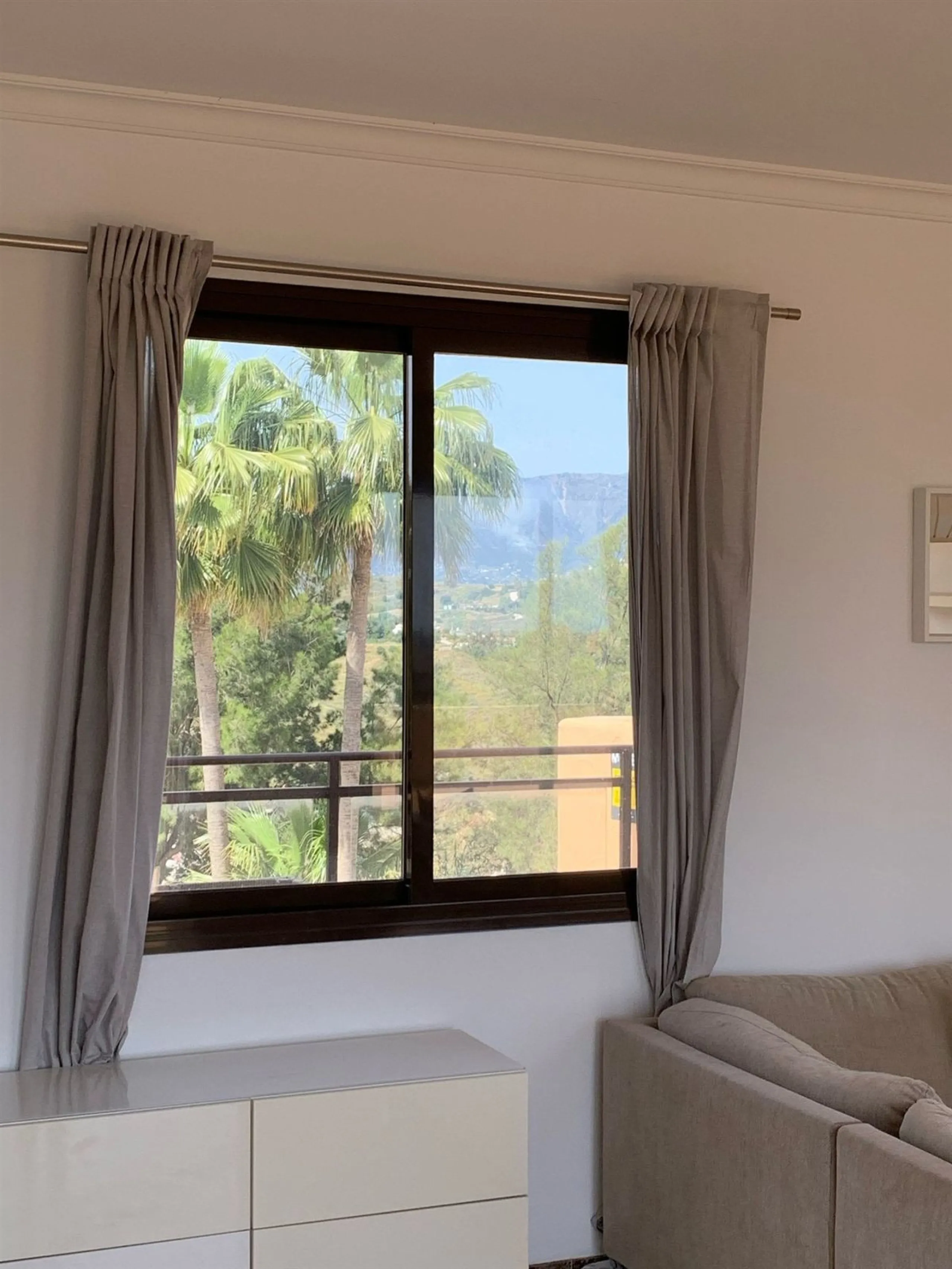 Large and beautiful corner penthouse in Calanova Golf in a typical Andalucian style all in one floor. The community allow short and long term rental. The property is situated in the hills behind La Cala de Mijas, just 5-7 drive from town and next to Calan
