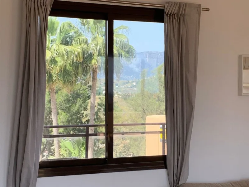 Large and beautiful corner penthouse in Calanova Golf in a typical Andalucian style all in one floor. The community allow short and long term rental. The property is situated in the hills behind La Cala de Mijas, just 5-7 drive from town and next to Calan