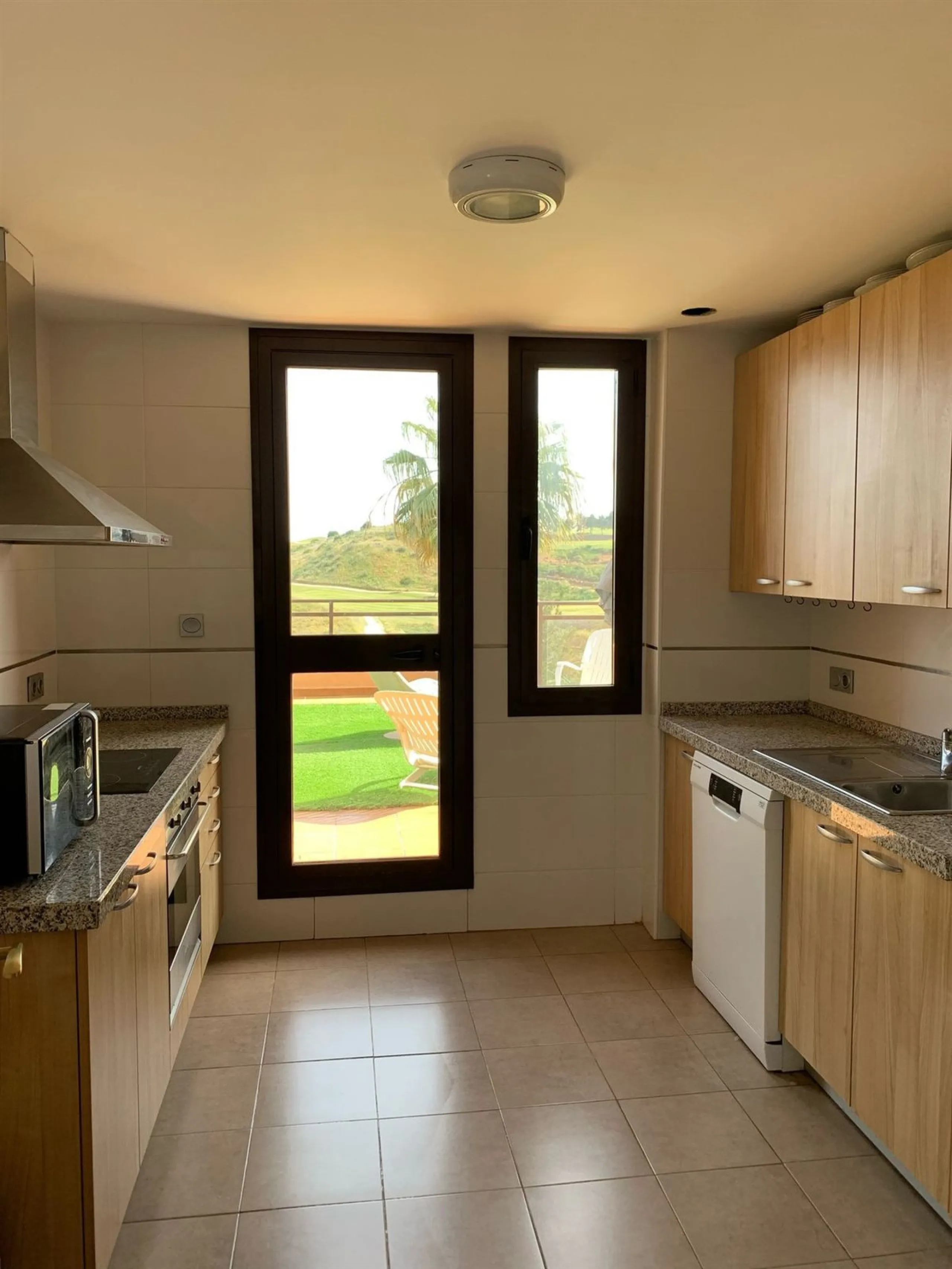 Large and beautiful corner penthouse in Calanova Golf in a typical Andalucian style all in one floor. The community allow short and long term rental. The property is situated in the hills behind La Cala de Mijas, just 5-7 drive from town and next to Calan