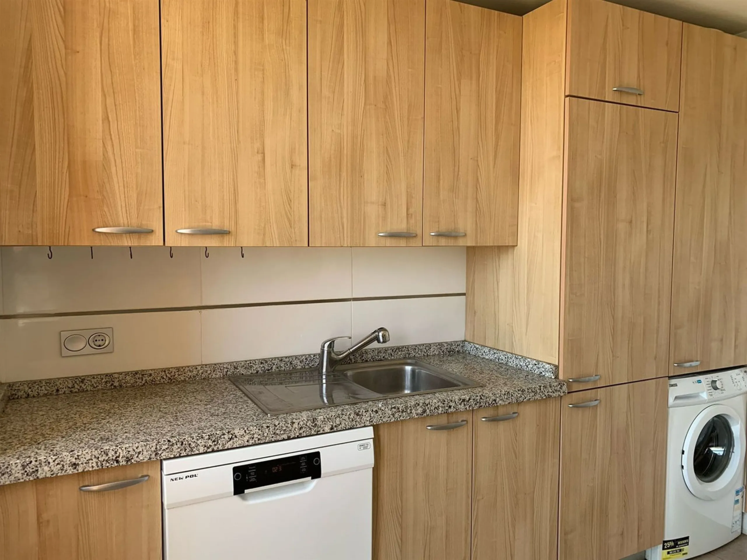 Large and beautiful corner penthouse in Calanova Golf in a typical Andalucian style all in one floor. The community allow short and long term rental. The property is situated in the hills behind La Cala de Mijas, just 5-7 drive from town and next to Calan