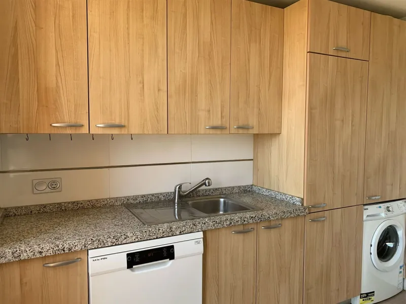 Large and beautiful corner penthouse in Calanova Golf in a typical Andalucian style all in one floor. The community allow short and long term rental. The property is situated in the hills behind La Cala de Mijas, just 5-7 drive from town and next to Calan