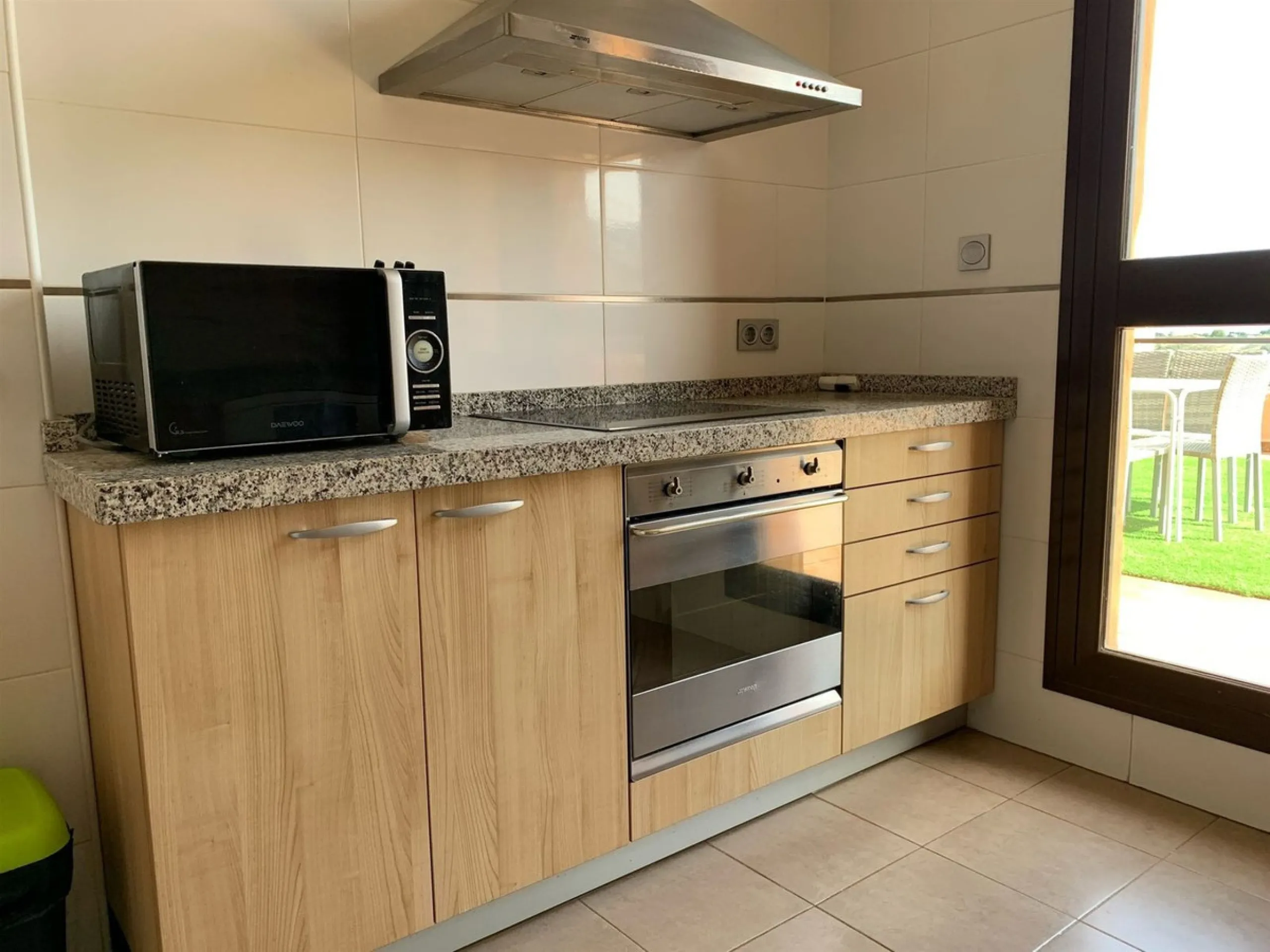 Large and beautiful corner penthouse in Calanova Golf in a typical Andalucian style all in one floor. The community allow short and long term rental. The property is situated in the hills behind La Cala de Mijas, just 5-7 drive from town and next to Calan