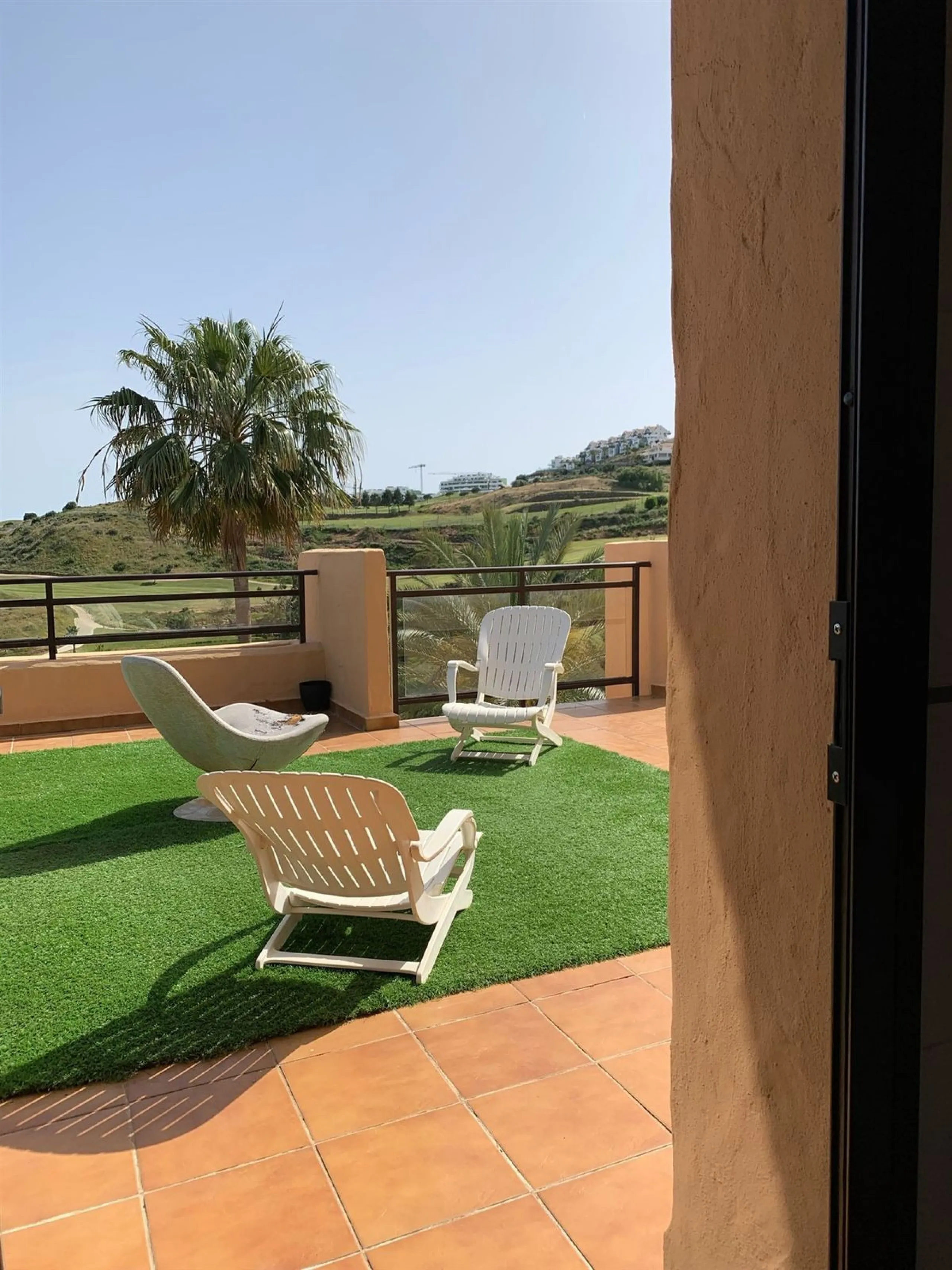 Large and beautiful corner penthouse in Calanova Golf in a typical Andalucian style all in one floor. The community allow short and long term rental. The property is situated in the hills behind La Cala de Mijas, just 5-7 drive from town and next to Calan