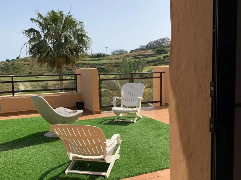 Large and beautiful corner penthouse in Calanova Golf in a typical Andalucian style all in one floor. The community allow short and long term rental. The property is situated in the hills behind La Cala de Mijas, just 5-7 drive from town and next to Calan
