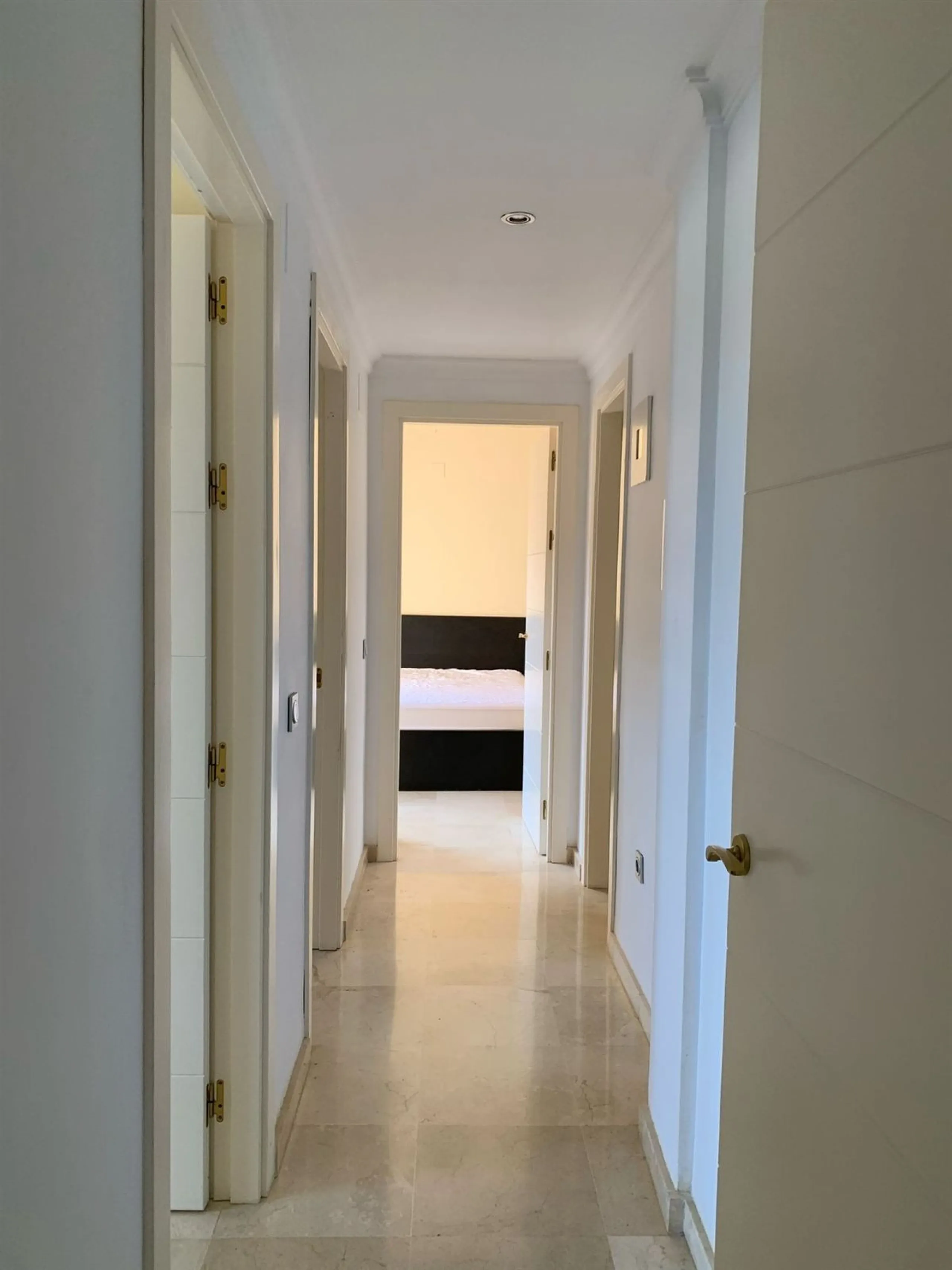 Large and beautiful corner penthouse in Calanova Golf in a typical Andalucian style all in one floor. The community allow short and long term rental. The property is situated in the hills behind La Cala de Mijas, just 5-7 drive from town and next to Calan