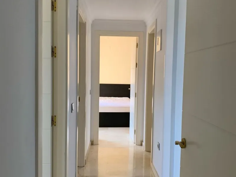 Large and beautiful corner penthouse in Calanova Golf in a typical Andalucian style all in one floor. The community allow short and long term rental. The property is situated in the hills behind La Cala de Mijas, just 5-7 drive from town and next to Calan