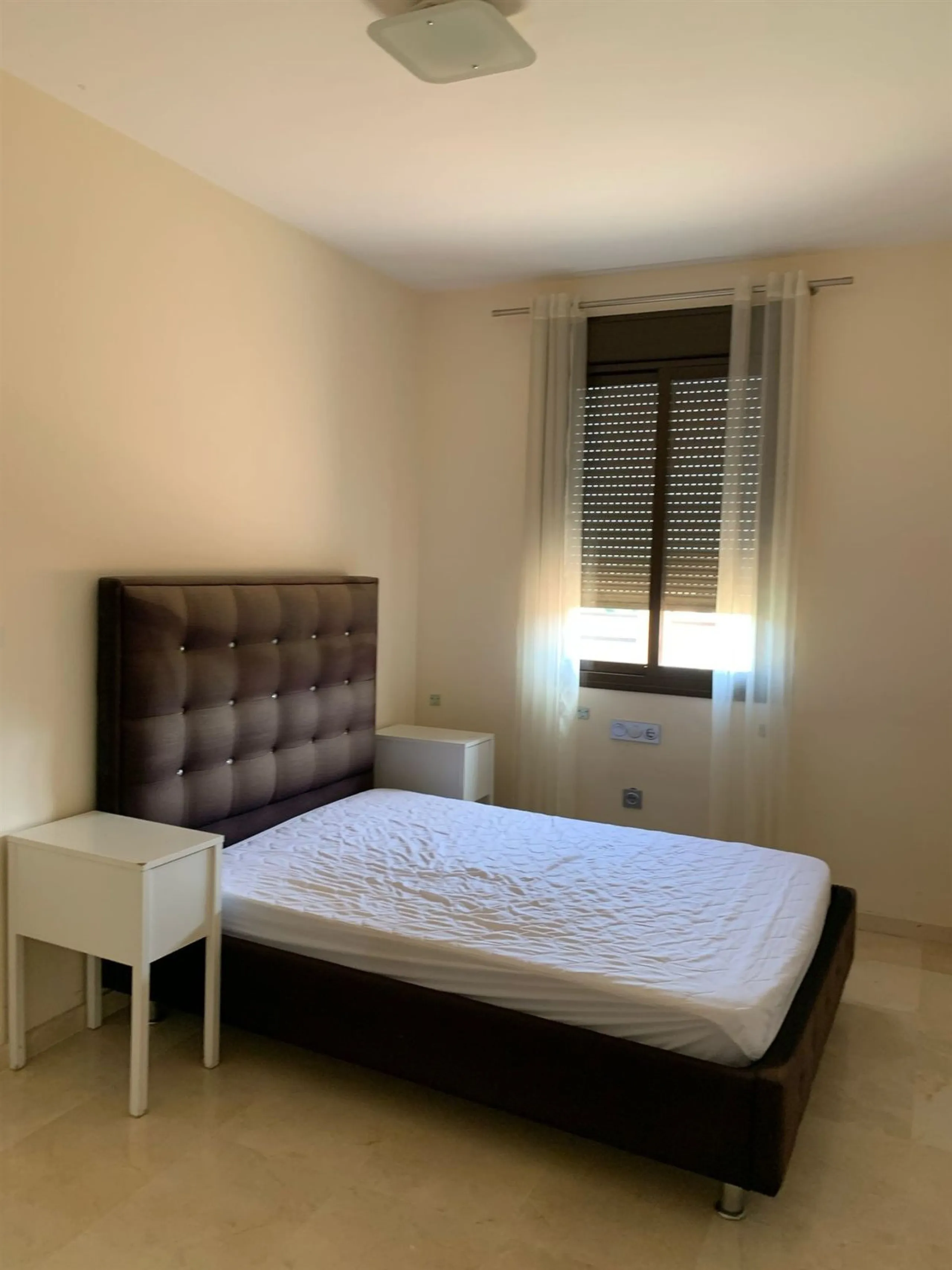 Large and beautiful corner penthouse in Calanova Golf in a typical Andalucian style all in one floor. The community allow short and long term rental. The property is situated in the hills behind La Cala de Mijas, just 5-7 drive from town and next to Calan