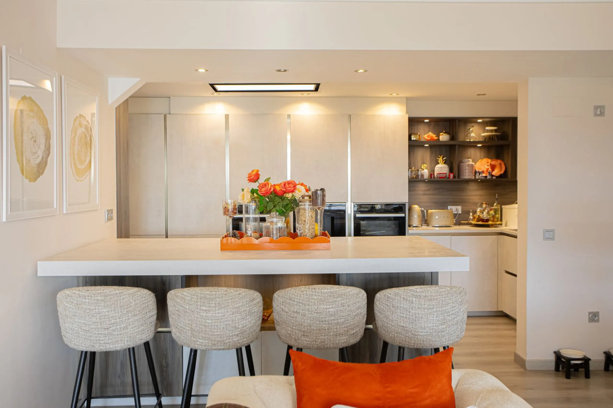 Located within one of the most prestigious developments on the Costa del Sol, this refined apartment in Acosta Los Flamingos offers a perfect blend of contemporary elegance, privacy, and natural surroundings.