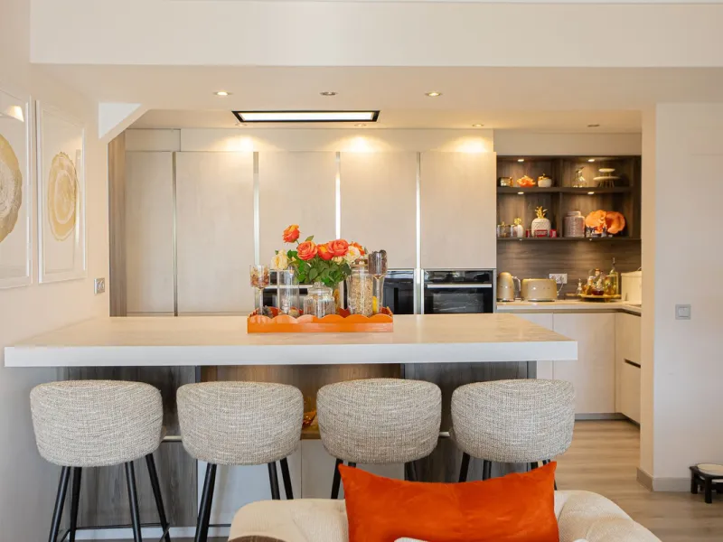 Located within one of the most prestigious developments on the Costa del Sol, this refined apartment in Acosta Los Flamingos offers a perfect blend of contemporary elegance, privacy, and natural surroundings.
