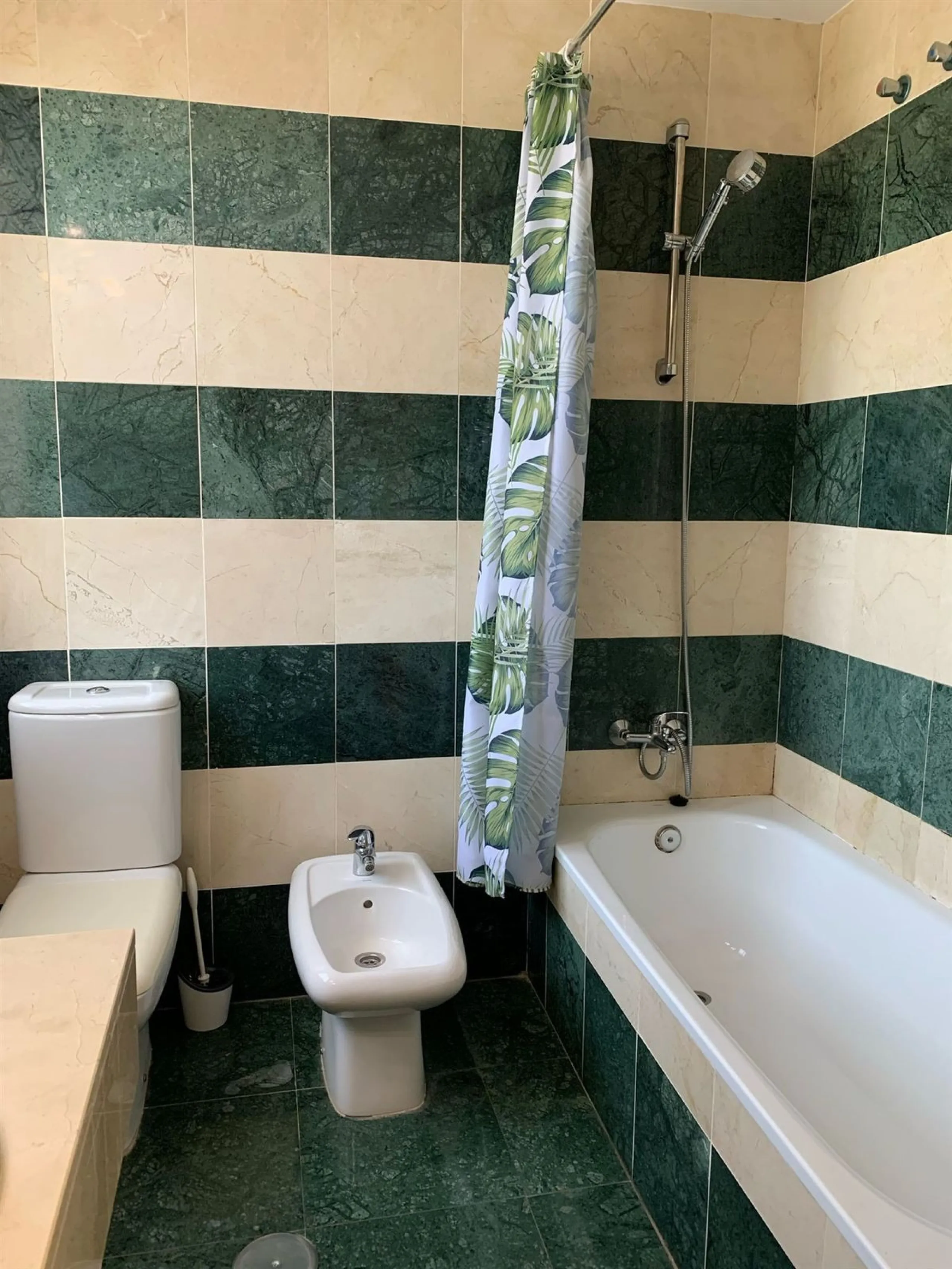 Large and beautiful corner penthouse in Calanova Golf in a typical Andalucian style all in one floor. The community allow short and long term rental. The property is situated in the hills behind La Cala de Mijas, just 5-7 drive from town and next to Calan