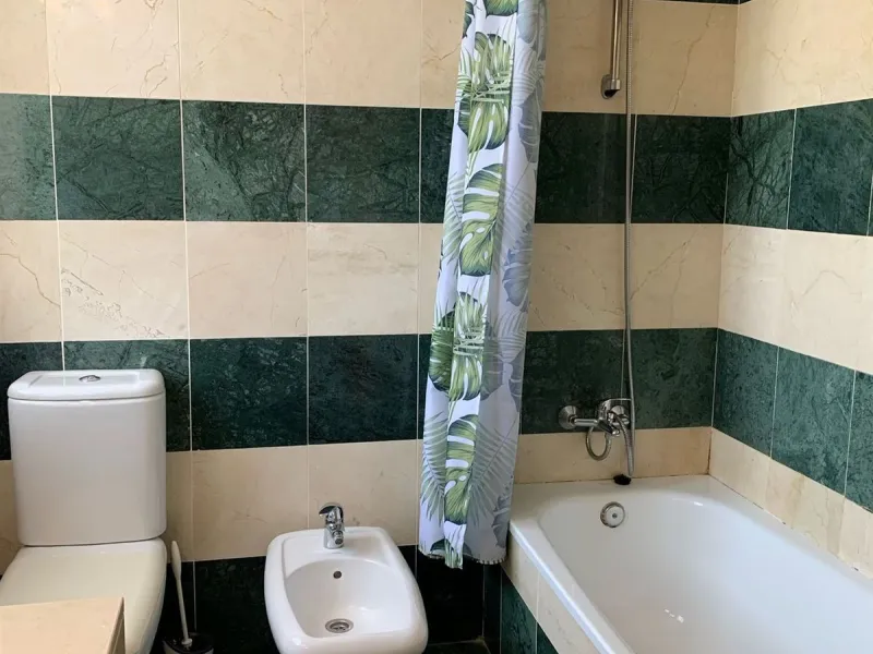Large and beautiful corner penthouse in Calanova Golf in a typical Andalucian style all in one floor. The community allow short and long term rental. The property is situated in the hills behind La Cala de Mijas, just 5-7 drive from town and next to Calan