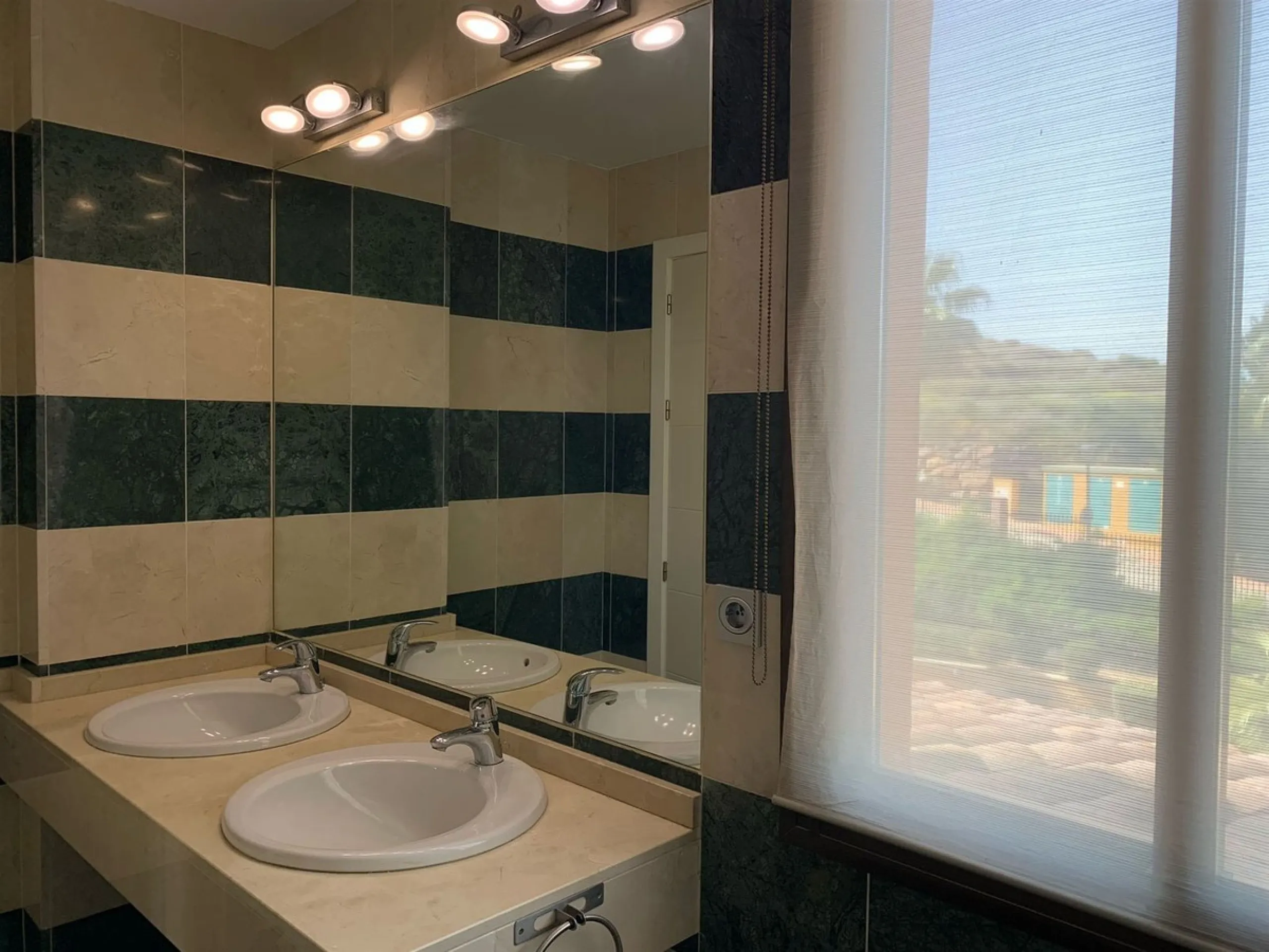 Large and beautiful corner penthouse in Calanova Golf in a typical Andalucian style all in one floor. The community allow short and long term rental. The property is situated in the hills behind La Cala de Mijas, just 5-7 drive from town and next to Calan