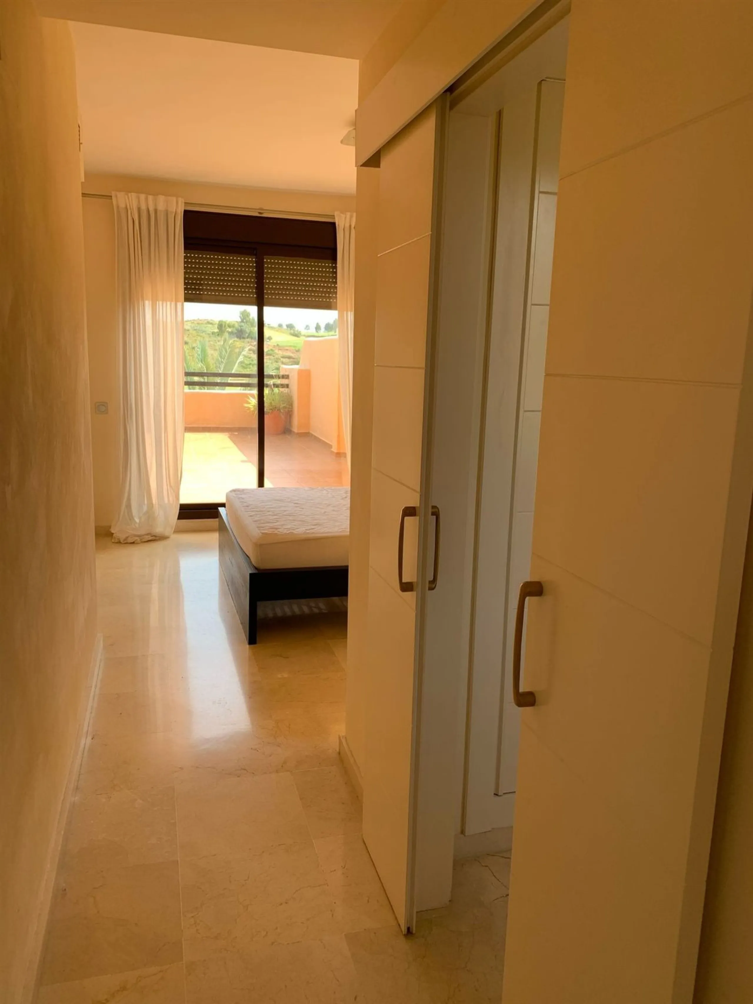 Large and beautiful corner penthouse in Calanova Golf in a typical Andalucian style all in one floor. The community allow short and long term rental. The property is situated in the hills behind La Cala de Mijas, just 5-7 drive from town and next to Calan