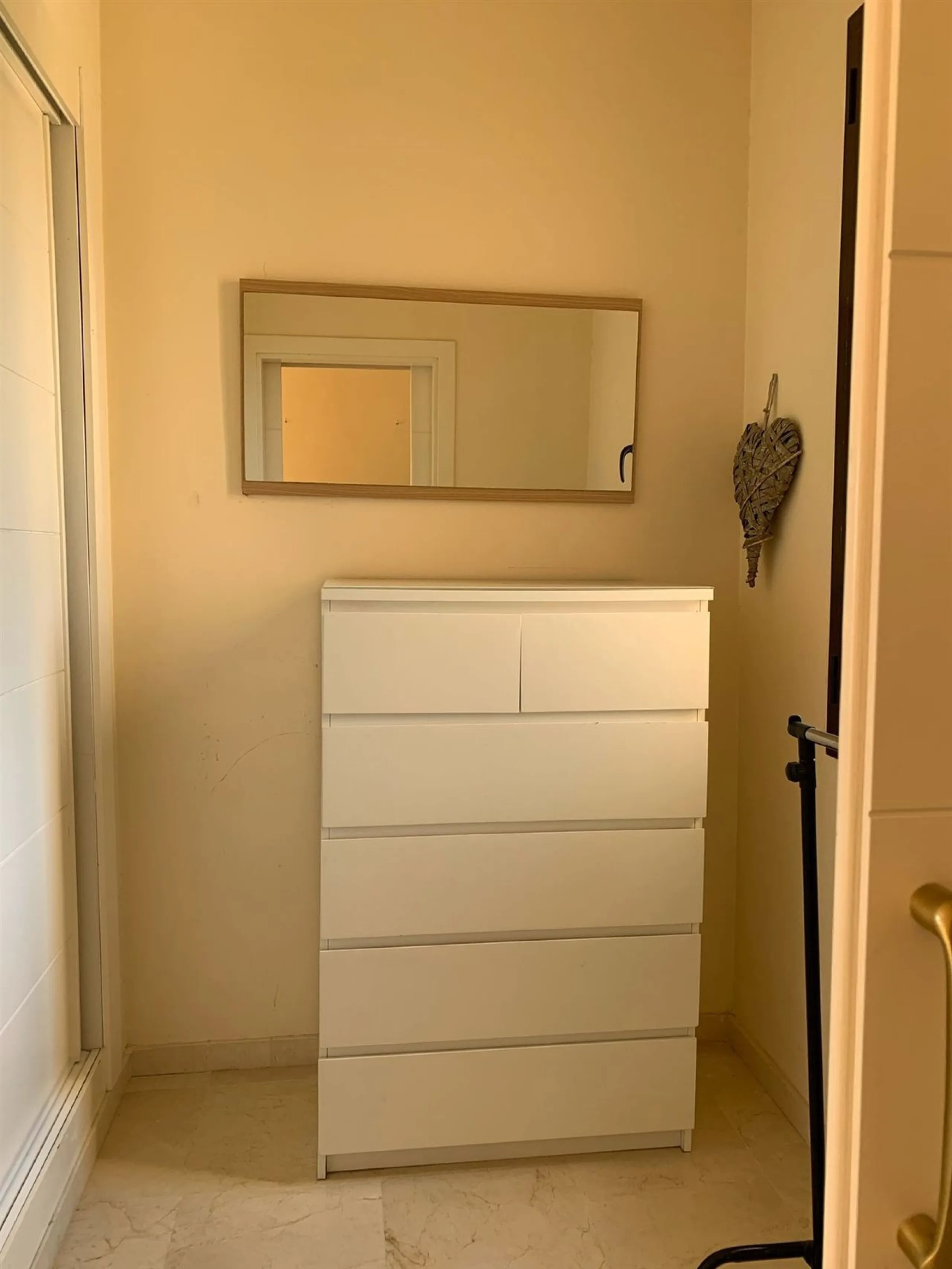Large and beautiful corner penthouse in Calanova Golf in a typical Andalucian style all in one floor. The community allow short and long term rental. The property is situated in the hills behind La Cala de Mijas, just 5-7 drive from town and next to Calan