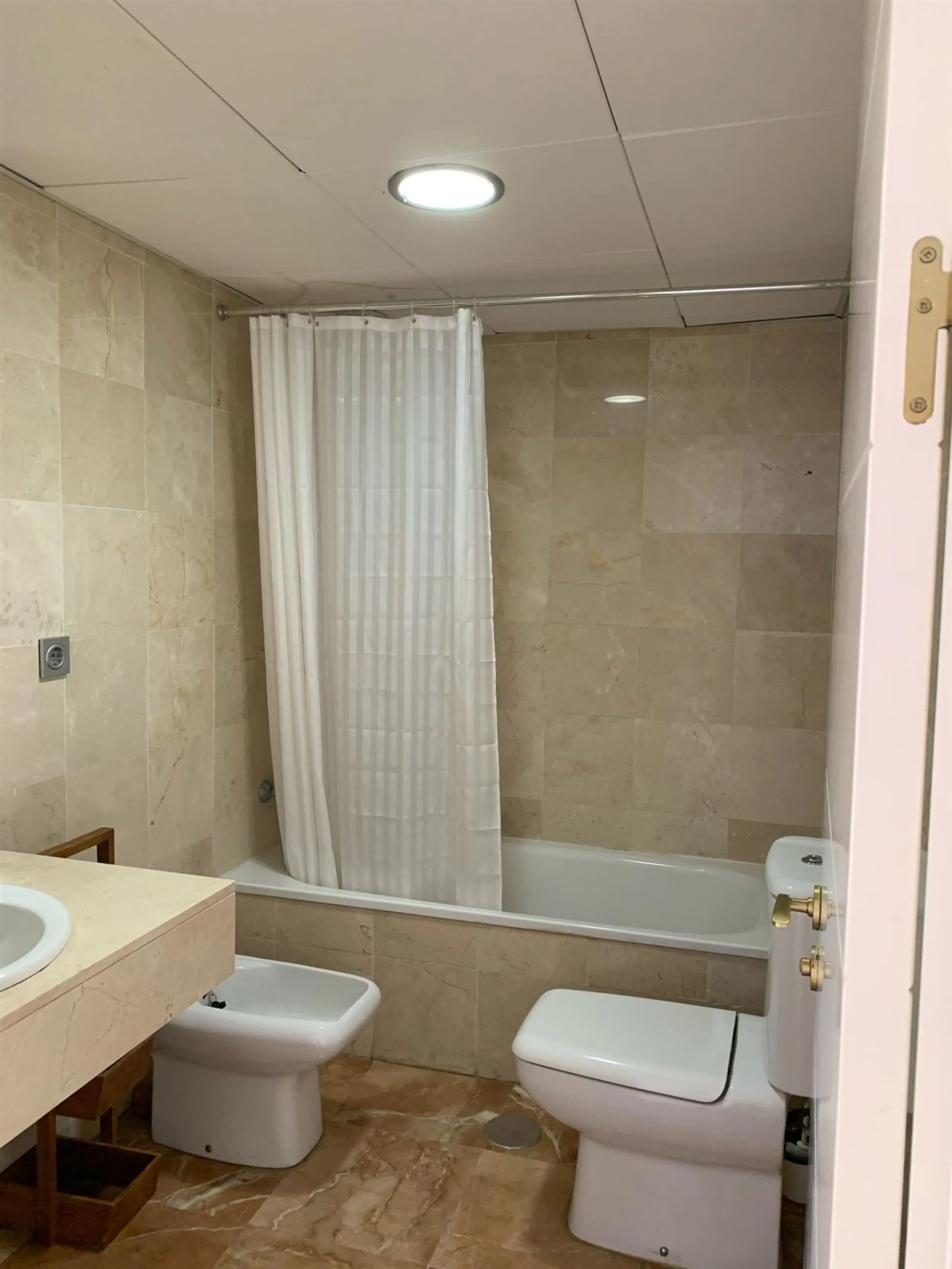 Large and beautiful corner penthouse in Calanova Golf in a typical Andalucian style all in one floor. The community allow short and long term rental. The property is situated in the hills behind La Cala de Mijas, just 5-7 drive from town and next to Calan