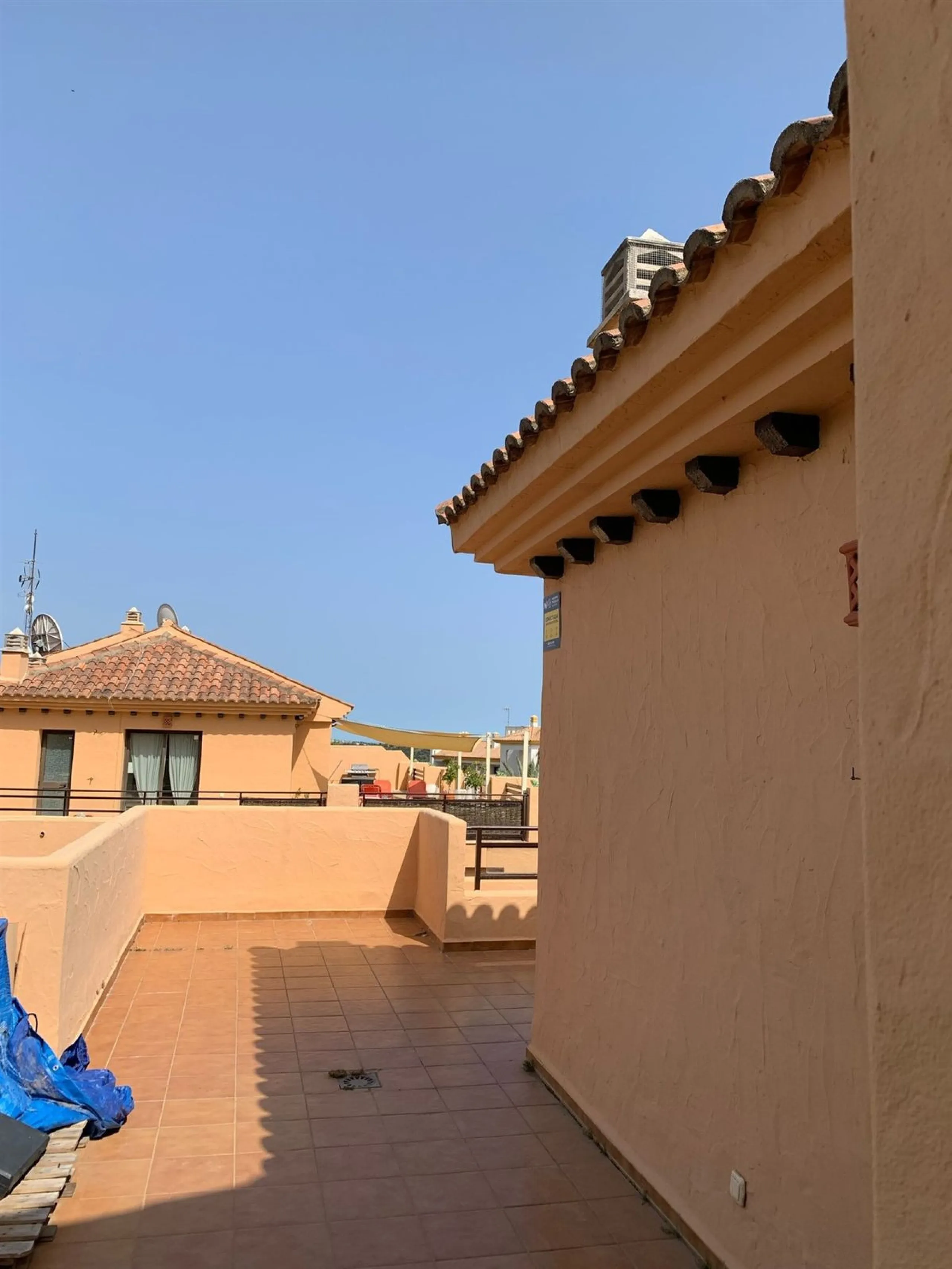 Large and beautiful corner penthouse in Calanova Golf in a typical Andalucian style all in one floor. The community allow short and long term rental. The property is situated in the hills behind La Cala de Mijas, just 5-7 drive from town and next to Calan