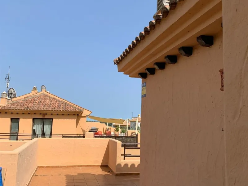 Large and beautiful corner penthouse in Calanova Golf in a typical Andalucian style all in one floor. The community allow short and long term rental. The property is situated in the hills behind La Cala de Mijas, just 5-7 drive from town and next to Calan