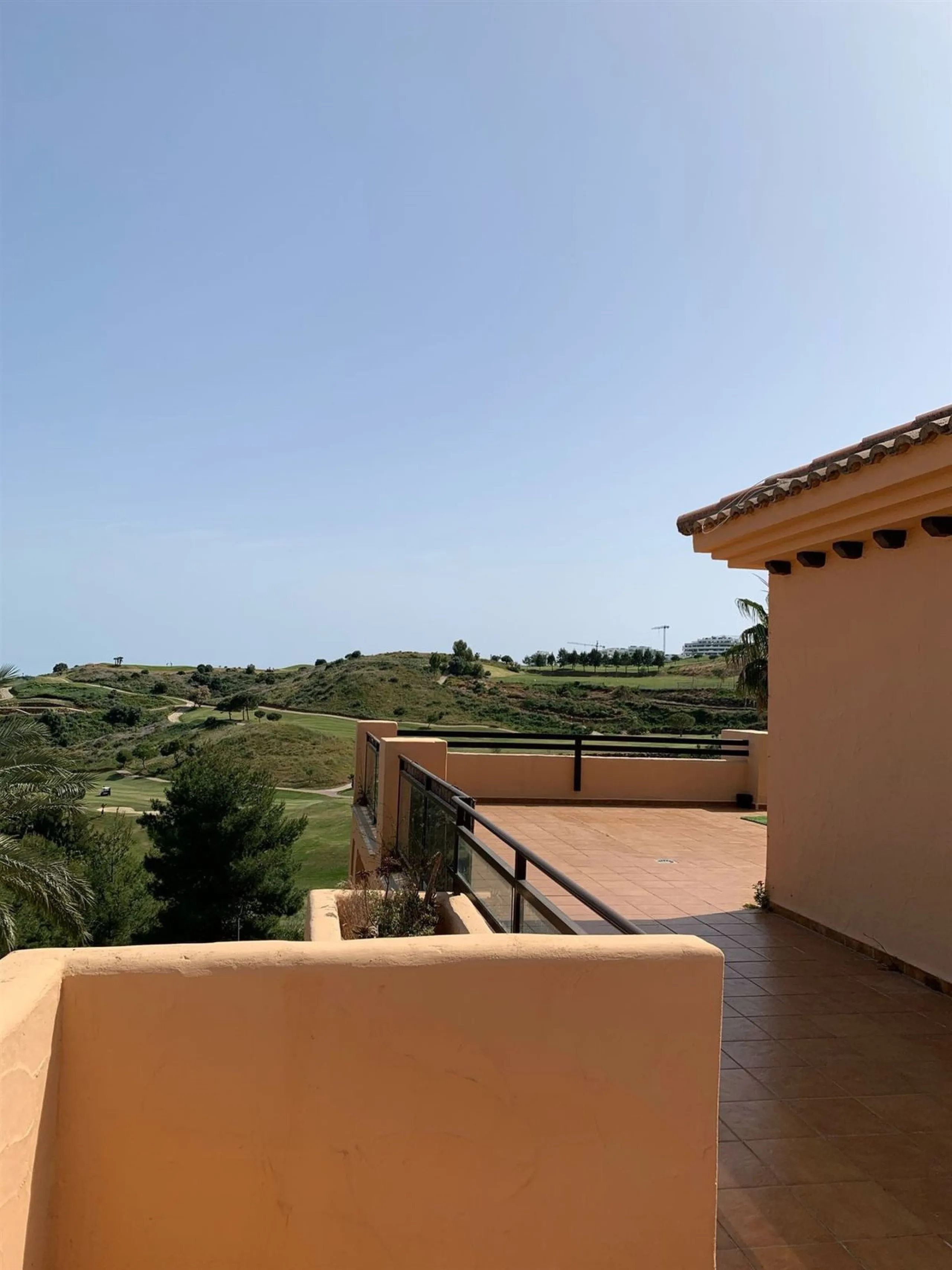 Large and beautiful corner penthouse in Calanova Golf in a typical Andalucian style all in one floor. The community allow short and long term rental. The property is situated in the hills behind La Cala de Mijas, just 5-7 drive from town and next to Calan