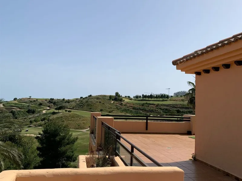 Large and beautiful corner penthouse in Calanova Golf in a typical Andalucian style all in one floor. The community allow short and long term rental. The property is situated in the hills behind La Cala de Mijas, just 5-7 drive from town and next to Calan