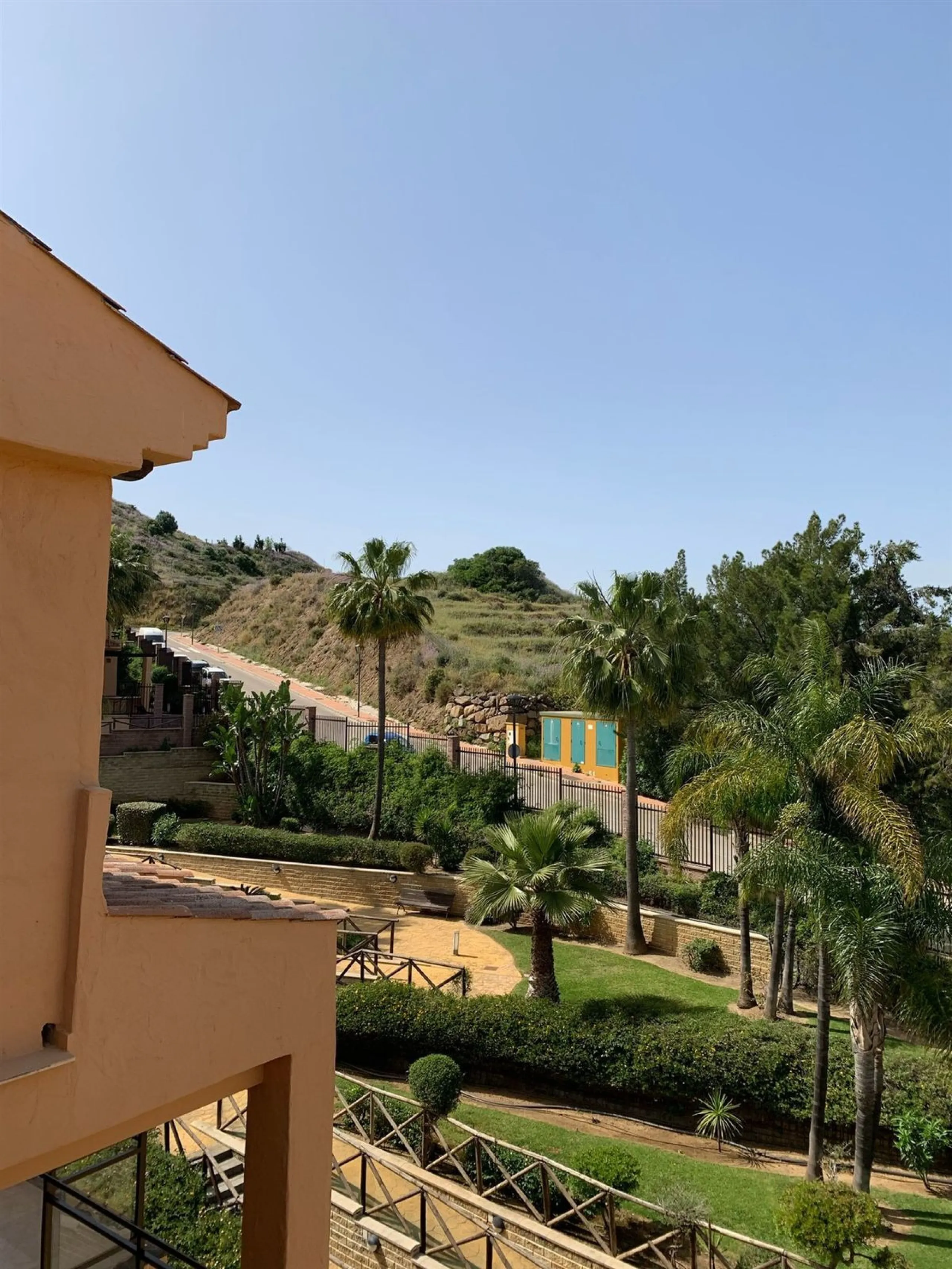 Large and beautiful corner penthouse in Calanova Golf in a typical Andalucian style all in one floor. The community allow short and long term rental. The property is situated in the hills behind La Cala de Mijas, just 5-7 drive from town and next to Calan