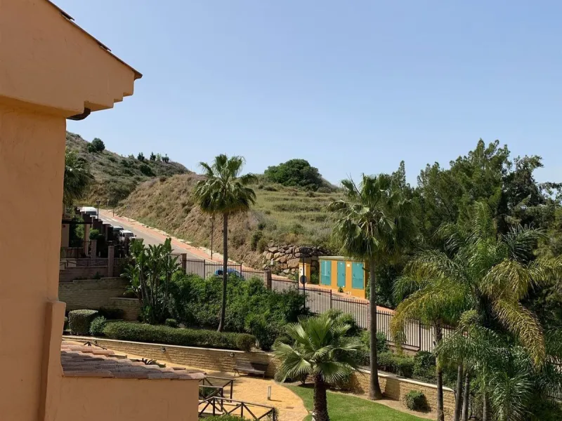 Large and beautiful corner penthouse in Calanova Golf in a typical Andalucian style all in one floor. The community allow short and long term rental. The property is situated in the hills behind La Cala de Mijas, just 5-7 drive from town and next to Calan