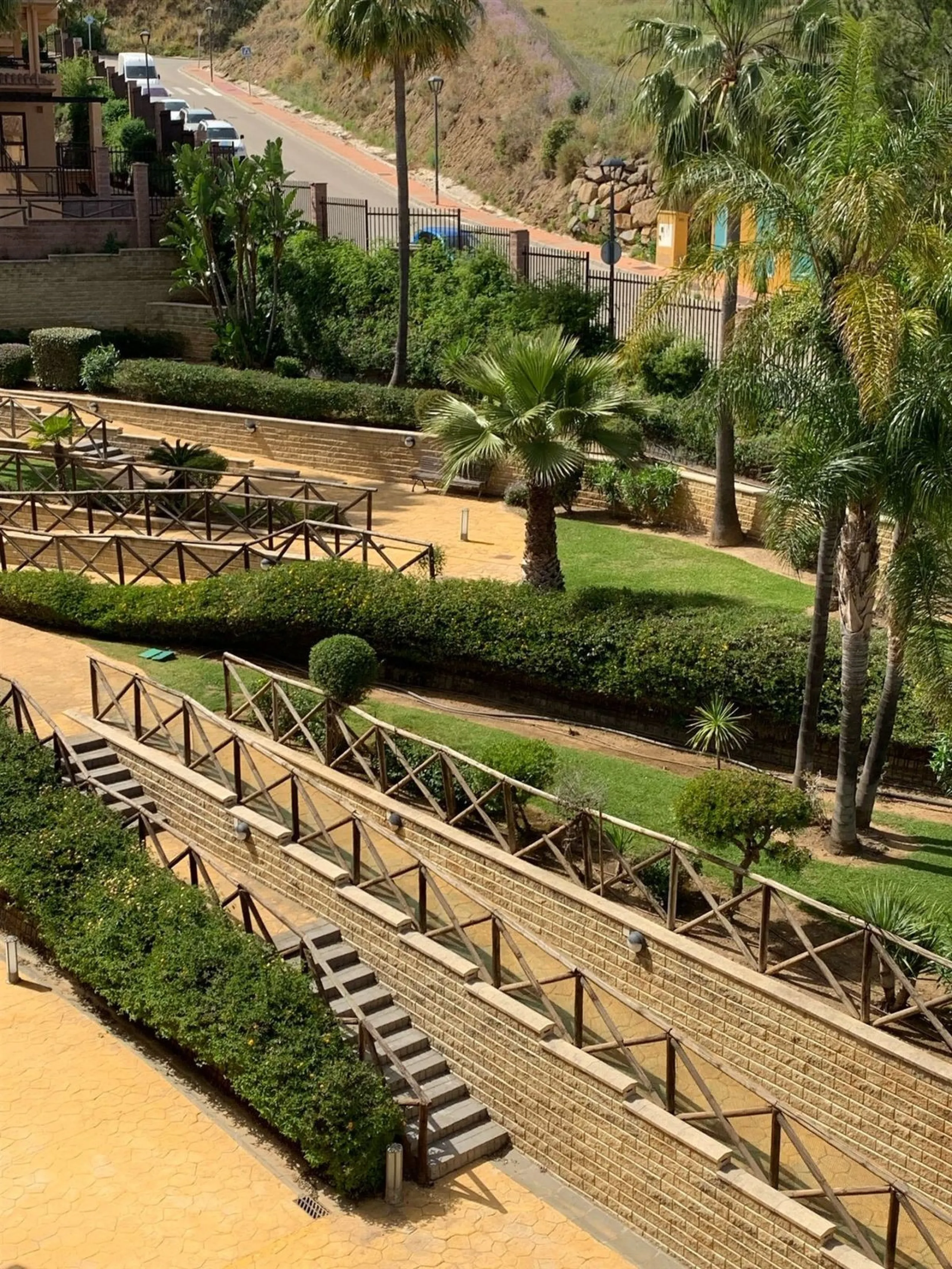 Large and beautiful corner penthouse in Calanova Golf in a typical Andalucian style all in one floor. The community allow short and long term rental. The property is situated in the hills behind La Cala de Mijas, just 5-7 drive from town and next to Calan