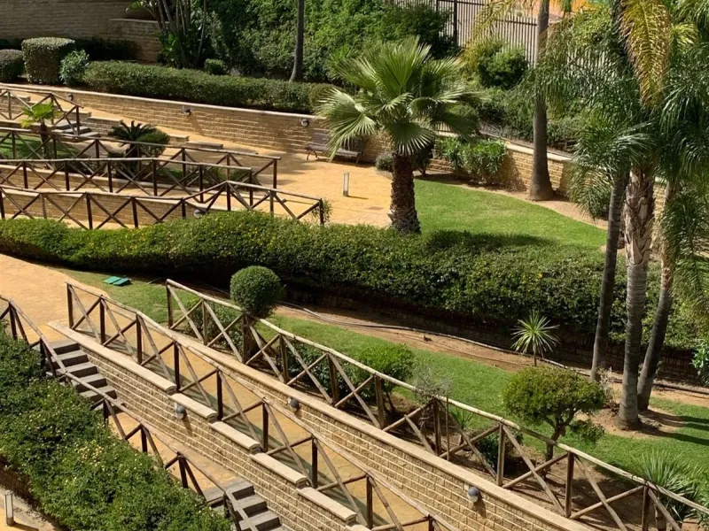 Large and beautiful corner penthouse in Calanova Golf in a typical Andalucian style all in one floor. The community allow short and long term rental. The property is situated in the hills behind La Cala de Mijas, just 5-7 drive from town and next to Calan