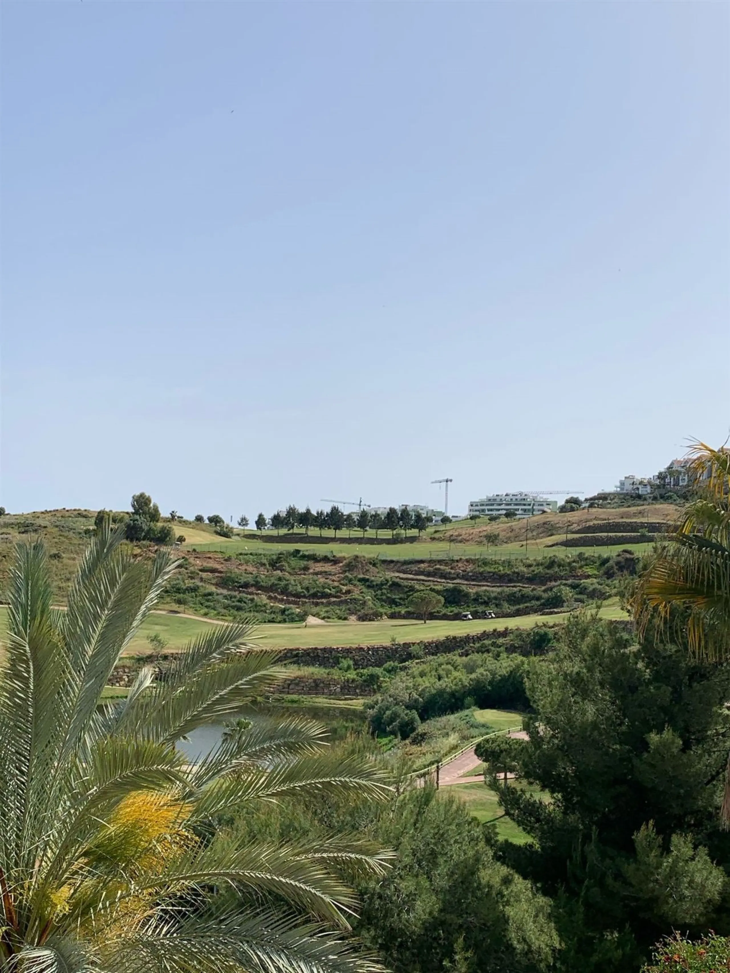 Large and beautiful corner penthouse in Calanova Golf in a typical Andalucian style all in one floor. The community allow short and long term rental. The property is situated in the hills behind La Cala de Mijas, just 5-7 drive from town and next to Calan