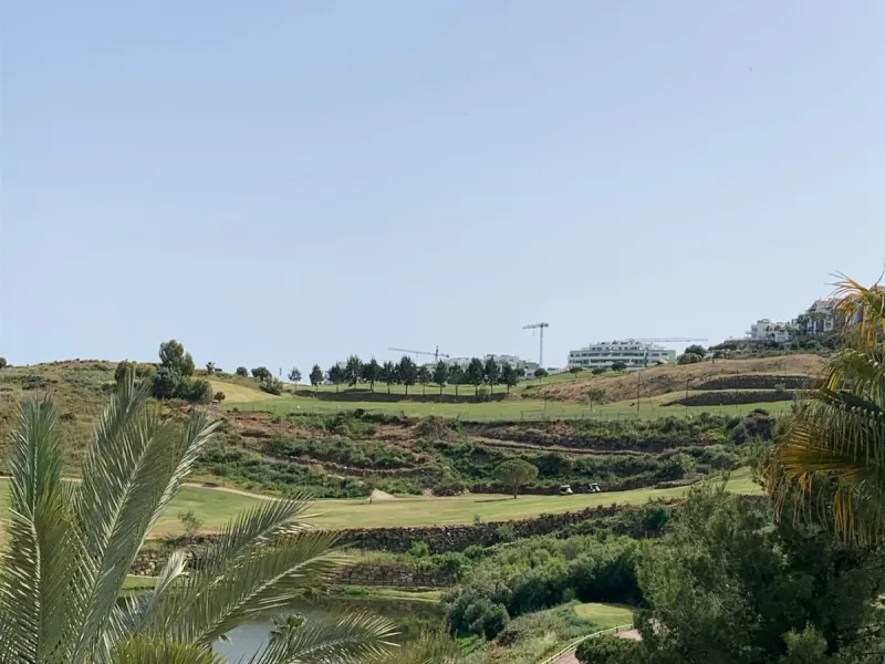 Large and beautiful corner penthouse in Calanova Golf in a typical Andalucian style all in one floor. The community allow short and long term rental. The property is situated in the hills behind La Cala de Mijas, just 5-7 drive from town and next to Calan
